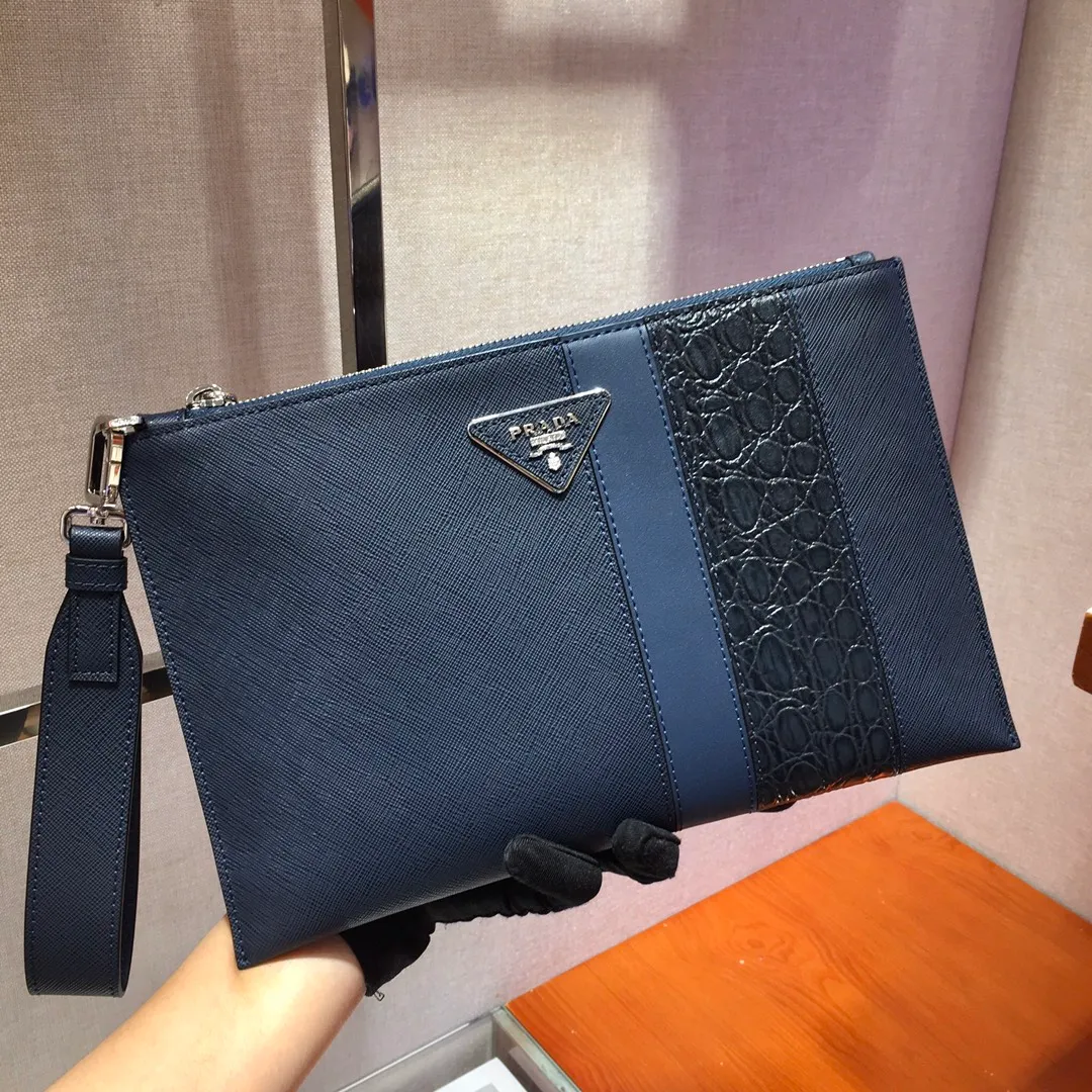 💰920🎉New handbag🎉2NG005G men's handbag, original item👍👍Made of Saffiano leather material, one zippered compartment, internal pocket, six card slots, sheepskin lining Polished stainless steel metal hardware, internal logo, external triangle logo, both practical and chic design style, looks extremely fashionable and elegant👏👏 Length 28x Height 18cm