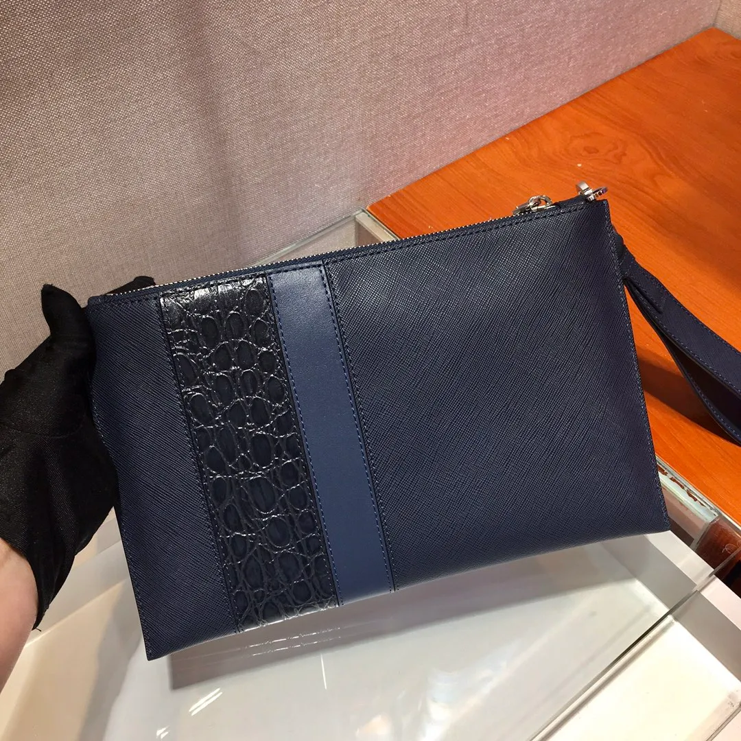 💰920🎉New handbag🎉2NG005G men's handbag, original item👍👍Made of Saffiano leather material, one zippered compartment, internal pocket, six card slots, sheepskin lining Polished stainless steel metal hardware, internal logo, external triangle logo, both practical and chic design style, looks extremely fashionable and elegant👏👏 Length 28x Height 18cm