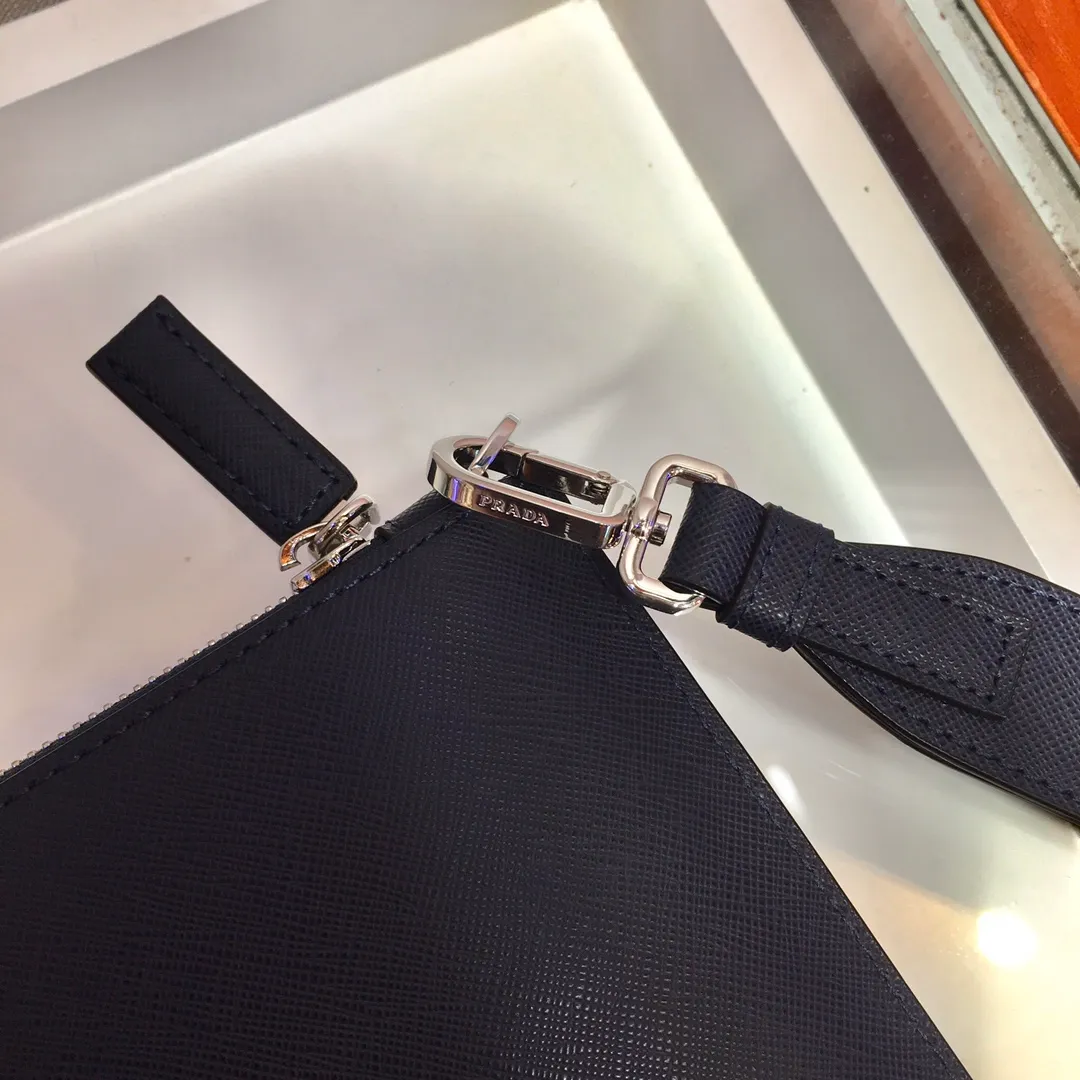 💰920🎉New handbag🎉2NG005G men's handbag, original item👍👍Made of Saffiano leather material, one zippered compartment, internal pocket, six card slots, sheepskin lining Polished stainless steel metal hardware, internal logo, external triangle logo, both practical and chic design style, looks extremely fashionable and elegant👏👏 Length 28x Height 18cm