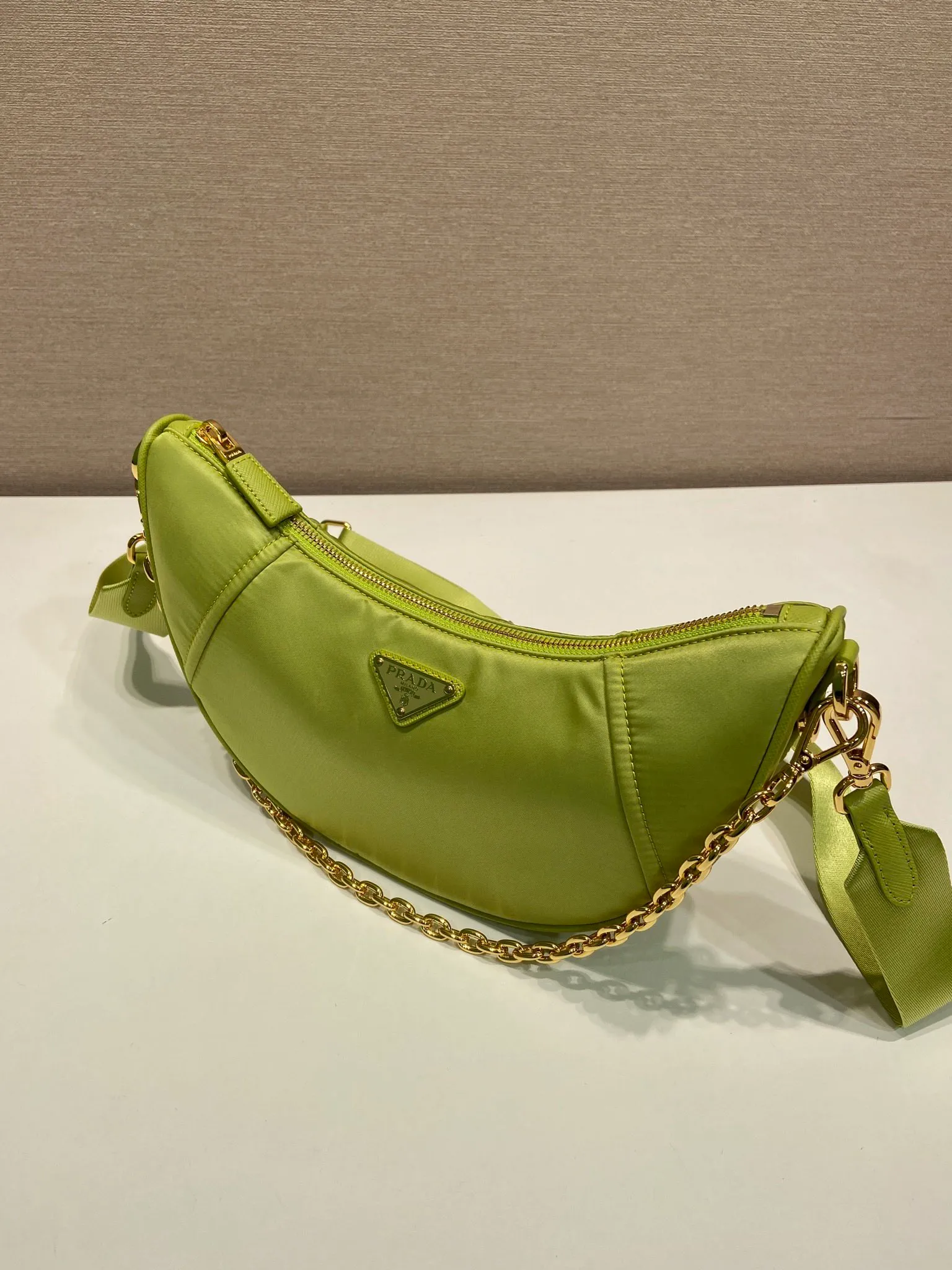 💰1020🎉New Crescent Bag🎉1BH222 Multi-Function🎉🎉 Made of recycled nylon fabric, this Re-Nylon handbag is exquisite and versatile, blending archival style with practical contemporary style. The half-moon silhouette features a detachable sporty shoulder strap and an elegant chain handle, making it versatile and versatile to carry. Crossbody/armpit/armpit bag/hand carry, it’s perfect😘😘Babies, hurry up and get it🎉🎉 Length 30x Height 13.5x Bottom 6cm🎉🎉🎉💰💰💰