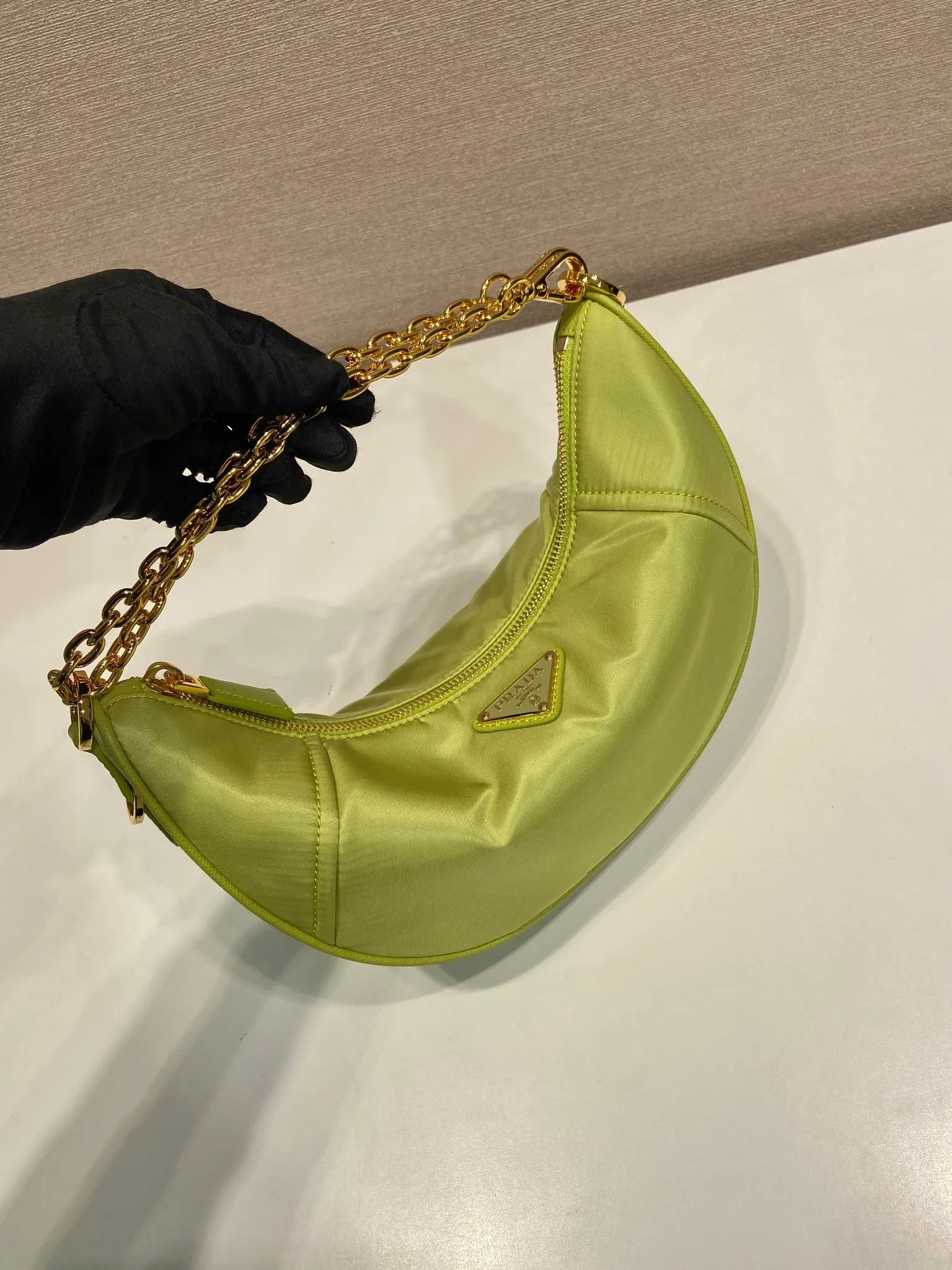 💰1020🎉New Crescent Bag🎉1BH222 Multi-Function🎉🎉 Made of recycled nylon fabric, this Re-Nylon handbag is exquisite and versatile, blending archival style with practical contemporary style. The half-moon silhouette features a detachable sporty shoulder strap and an elegant chain handle, making it versatile and versatile to carry. Crossbody/armpit/armpit bag/hand carry, it’s perfect😘😘Babies, hurry up and get it🎉🎉 Length 30x Height 13.5x Bottom 6cm🎉🎉🎉💰💰💰