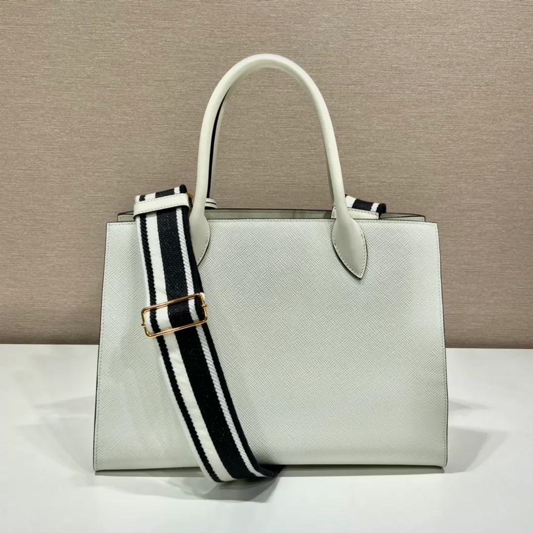 💰2100🎉Classic upgraded version🎉1BA155/Fabric shoulder strap/Additional accessories🎉🎉 This classic model is made of imported thick cross cowhide + imported calfskin, 175 OEM code, painted with the same color lettering mark, unique among classics🎁Fashionable and elegant, the original shoulder strap is calfskin. If you like babies, hurry up and get it🎉🎉 Length 33x height 24x bottom 15cm💪💪💪