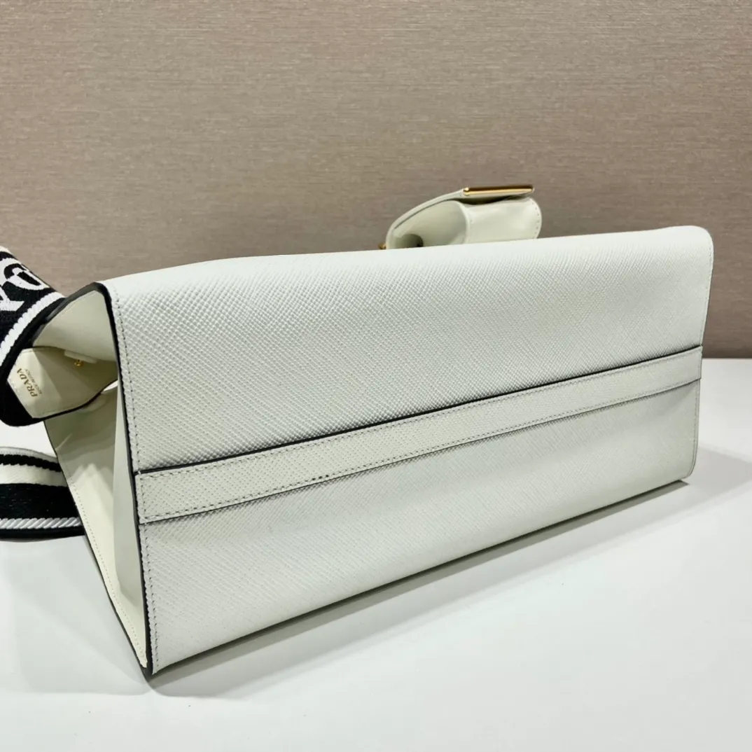 💰2100🎉Classic upgraded version🎉1BA155/Fabric shoulder strap/Additional accessories🎉🎉 This classic model is made of imported thick cross cowhide + imported calfskin, 175 OEM code, painted with the same color lettering mark, unique among classics🎁Fashionable and elegant, the original shoulder strap is calfskin. If you like babies, hurry up and get it🎉🎉 Length 33x height 24x bottom 15cm💪💪💪