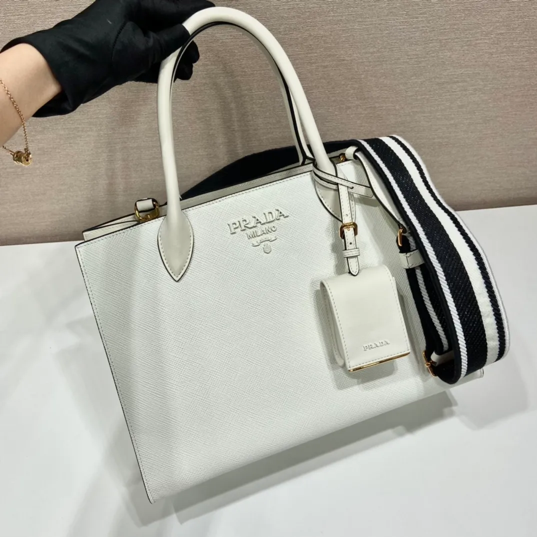 💰2100🎉Classic upgraded version🎉1BA155/Fabric shoulder strap/Additional accessories🎉🎉 This classic model is made of imported thick cross cowhide + imported calfskin, 175 OEM code, painted with the same color lettering mark, unique among classics🎁Fashionable and elegant, the original shoulder strap is calfskin. If you like babies, hurry up and get it🎉🎉 Length 33x height 24x bottom 15cm💪💪💪