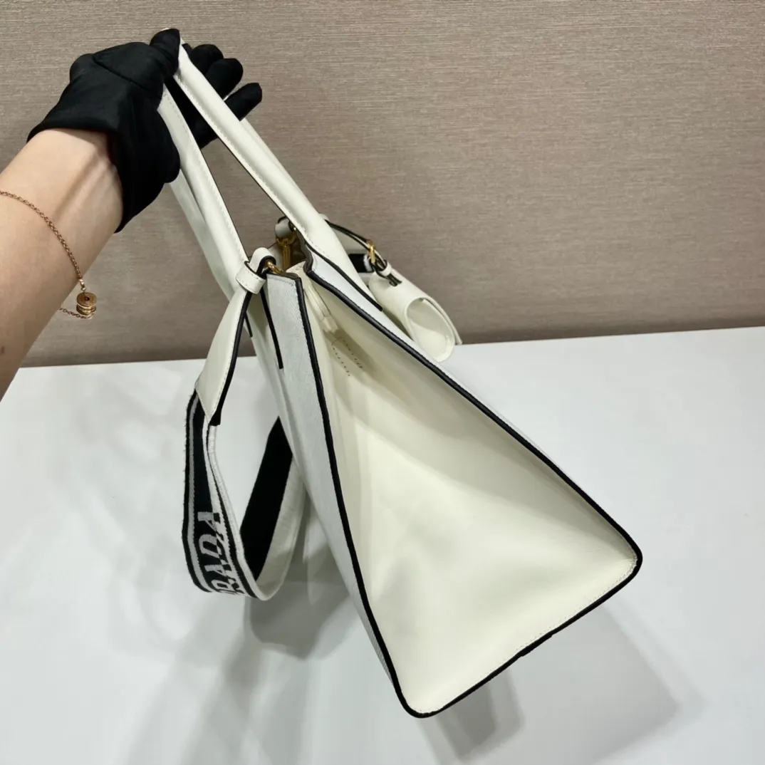 💰2100🎉Classic upgraded version🎉1BA155/Fabric shoulder strap/Additional accessories🎉🎉 This classic model is made of imported thick cross cowhide + imported calfskin, 175 OEM code, painted with the same color lettering mark, unique among classics🎁Fashionable and elegant, the original shoulder strap is calfskin. If you like babies, hurry up and get it🎉🎉 Length 33x height 24x bottom 15cm💪💪💪
