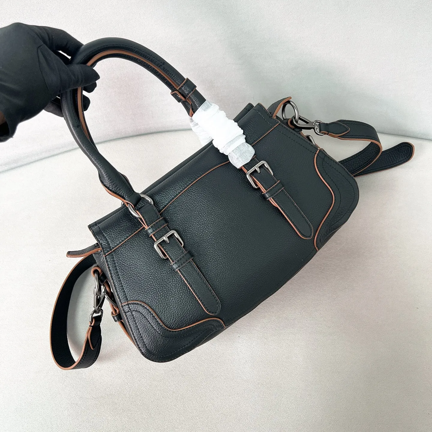 💰1900🌟New product launch🌟2025 autumn and winter new pebbled tote bag 1BG604 is carefully made of imported deerskin. Delicate irregular texture creates a luxurious texture. Reinforced corner design shows the spirit of craftsmanship. Full leather handle➕Detachable and adjustable shoulder strap. Embossed letter logo on the front. It is not only practical, lightweight but also good-looking. The spacious internal double compartment is simply awesome👏 The new favorite of fashionistas. The perfect details are comparable to brick cabinets. Super 5🌟 Size: 35*22*11cm black