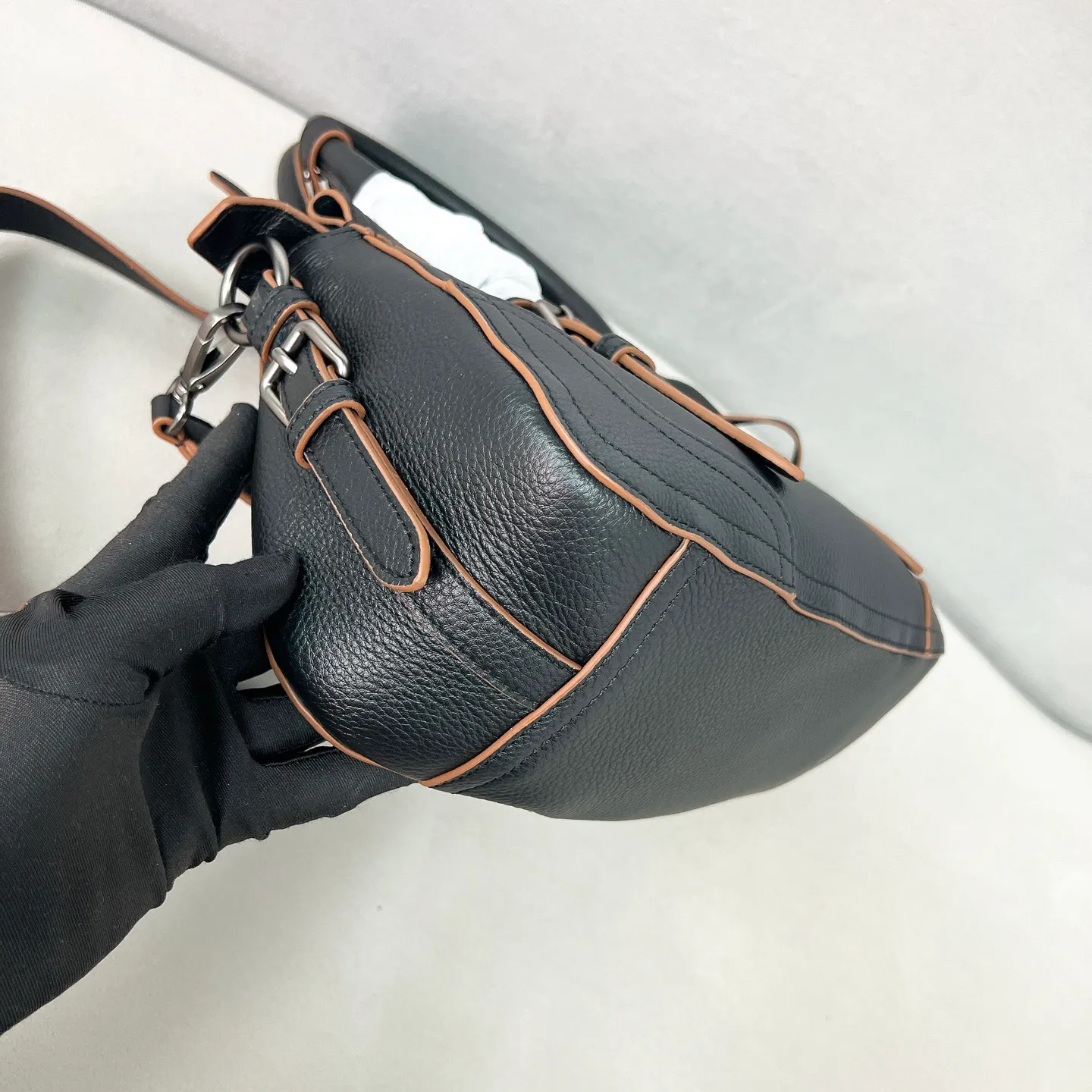 💰1900🌟New product launch🌟2025 autumn and winter new pebbled tote bag 1BG604 is carefully made of imported deerskin. Delicate irregular texture creates a luxurious texture. Reinforced corner design shows the spirit of craftsmanship. Full leather handle➕Detachable and adjustable shoulder strap. Embossed letter logo on the front. It is not only practical, lightweight but also good-looking. The spacious internal double compartment is simply awesome👏 The new favorite of fashionistas. The perfect details are comparable to brick cabinets. Super 5🌟 Size: 35*22*11cm black