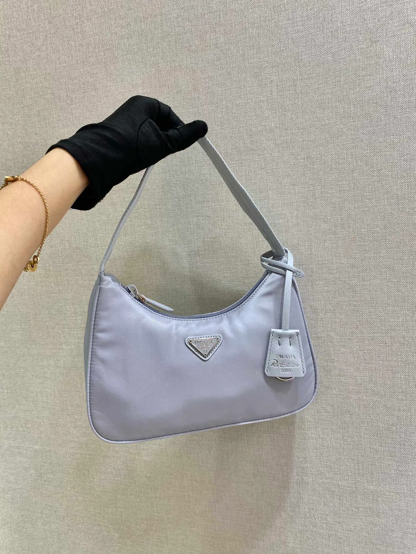 💰660🔥New color ice gray🔥Original quality👍👍1NE515 moon-shaped second-hand bag, made of imported original parachute fabric, light and practical Hobo armpit bag, super simple and eye-catching👍👍, small/light/packable/easy to wear/fashionable armpit bag, and can be carried by hand, super easy to use😍😍. It is currently the most popular bag among celebrities, aren’t you excited😜😜, ladies, hurry up, length 23x height 13x bottom 5cm👏👏👏