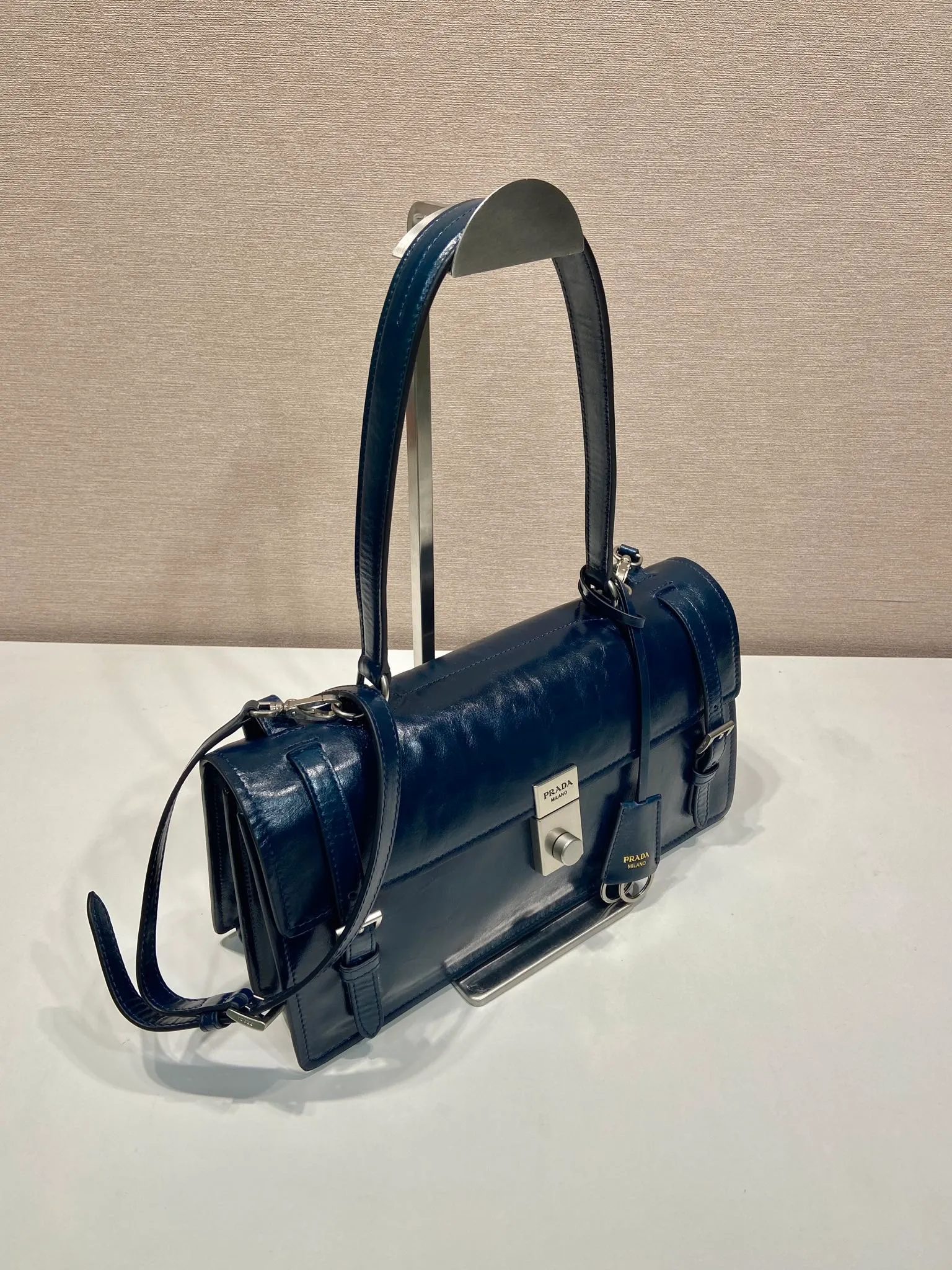 💰1700🎉New Pen Holder Bag🎉1BN026 Small🎉🎉 This leather handbag is inspired by the crisp and formal briefcase. It has a delicate and shiny texture and reinterprets the classic office style silhouette with a new attitude. Designed with exquisite soft details, it adds gentleness and versatile charm to the bag's classic shape. The classic vertical lock buckle embellishes the details, and it is equipped with a long handle, which can be carried over the shoulder, making it more practical. Another popular style that will never go out of style, hurry up and get it🎉🎉 Length 32 height 16.5x base 10cm🎉🎉🎉💰💰💰