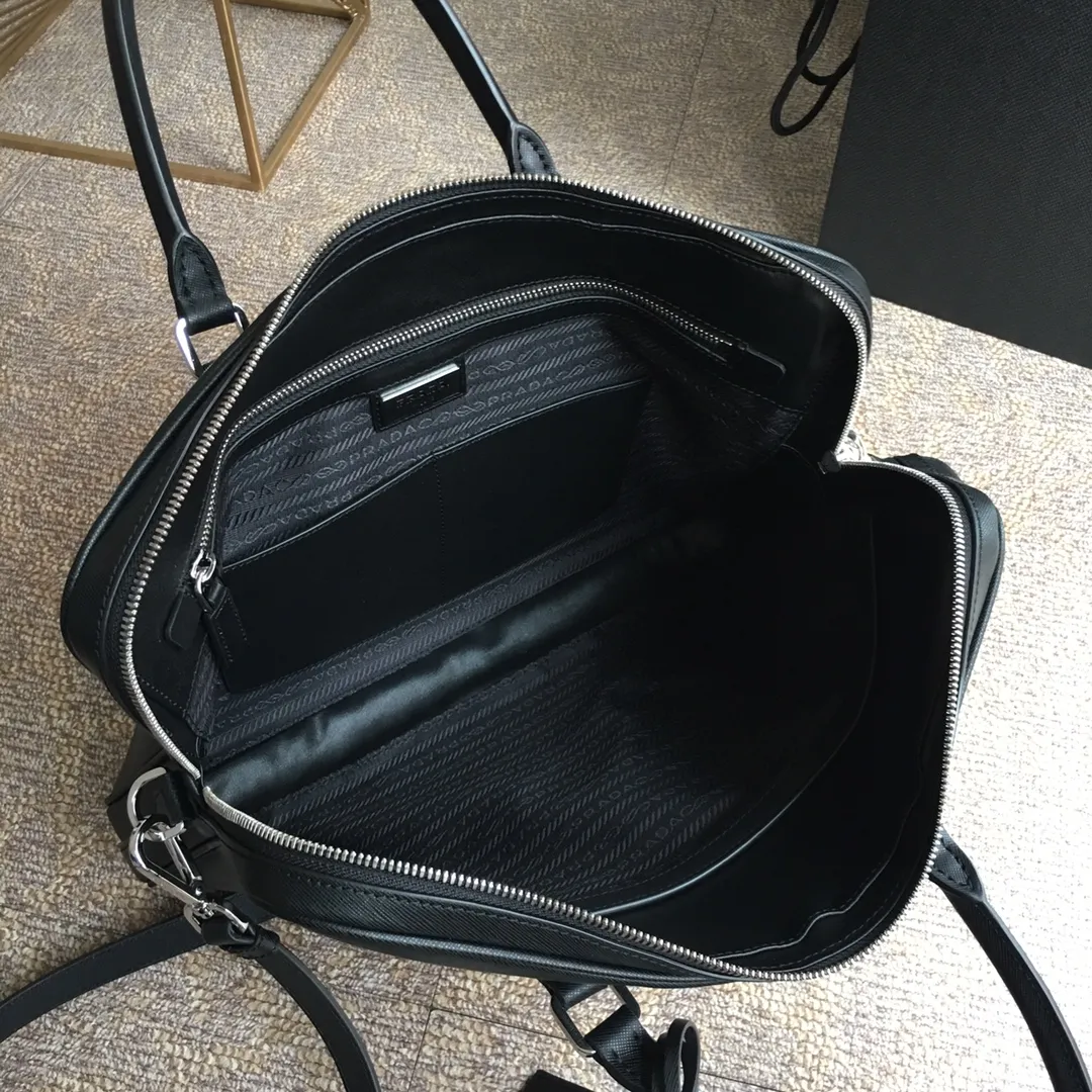 💰1840, P's new model 0368 is out of stock, bottom width is 3.5cm👻👻👻, synchronized with counters, lightweight + ultra-thin + practical, the style that men have always requested, top quality, 175 OEM code, length 37x height 28x base width 3.5cm.