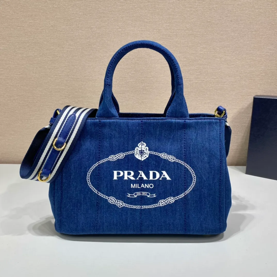 💰1000🎉Classic hot style🎉1BG439🎉🎉 This retro style gardener handbag is made of fabric and printed with a silk printed logo. Triangular logo on the side and decorated with copper accessories, double fabric handles, detachable and adjustable fabric shoulder straps, top-grade copper-plated hardware, simple and elegant, with large space🎉🎉Retro classic and a timeless hot style🎉🎉 Length 28x Height 20x Bottom 15cm🎉🎉🎉💰💰💰
