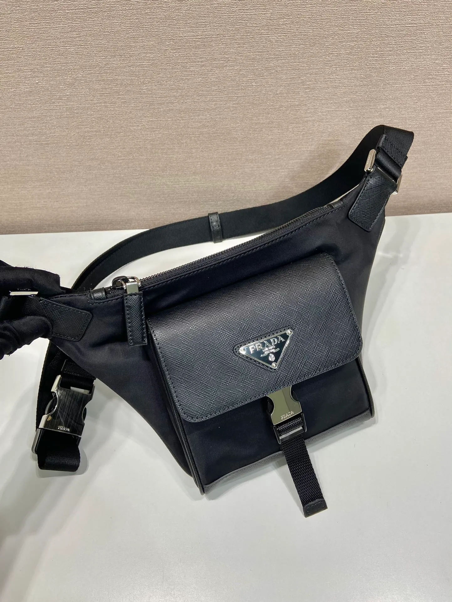 💰1020🎉New cross-body men’s bag 🎉2VH160/New in 2023🎉 This Re-Nylon and Saffiano leather men’s shoulder bag has simple lines, yet does not lose its versatility. The outer pockets are equipped with distinctive technical side opening buckles, and the iconic elegant materials and innovative fabrics are integrated to interpret the brand's advocating mix-and-match concept. Simple and elegant, the smoothing effect is very cool. If you like babies, hurry up and get it🎉🎉 Length 16x Height 20 bottom 2.5cm🎉🎉🎉💰💰💰