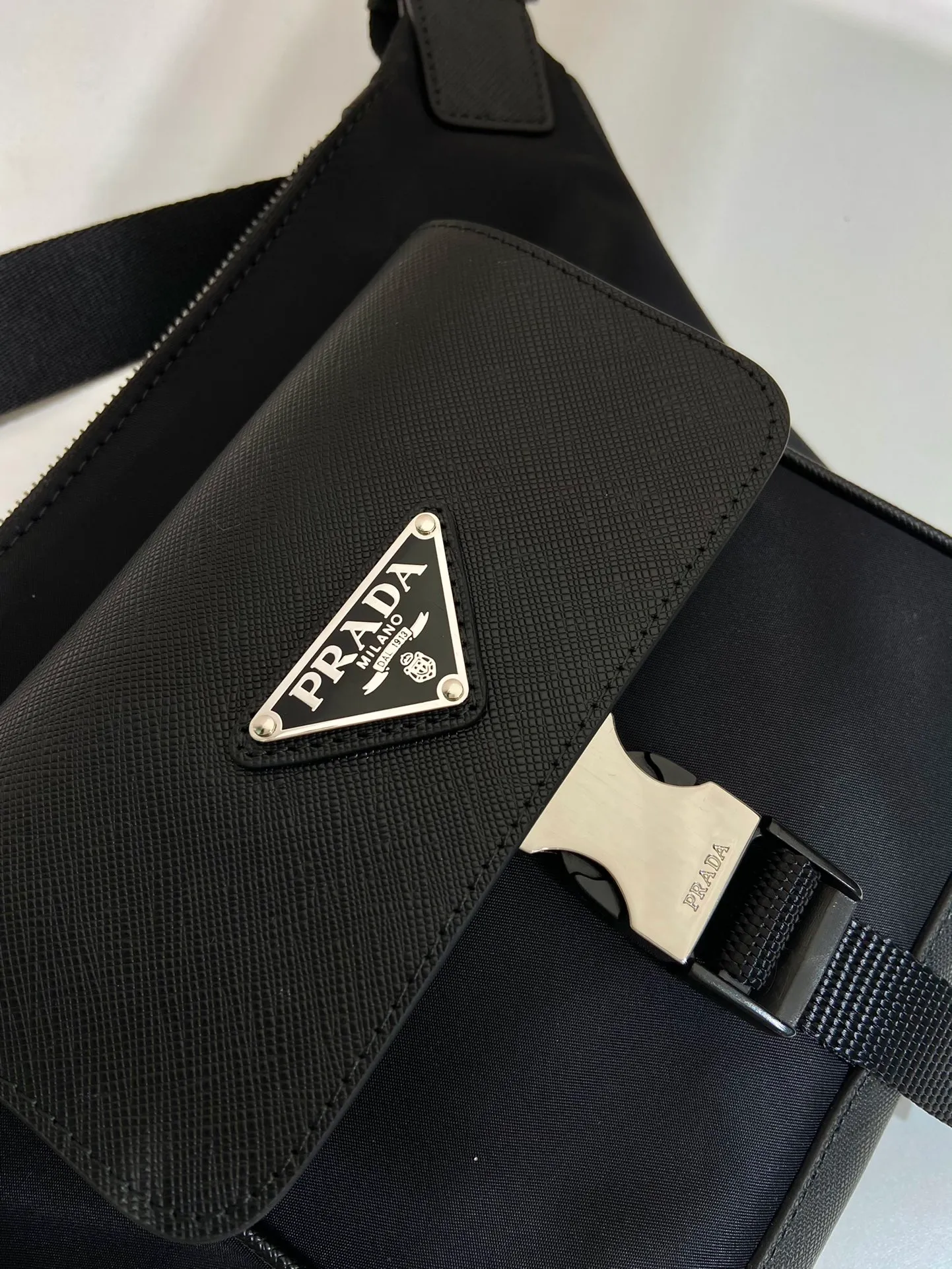 💰1020🎉New cross-body men’s bag 🎉2VH160/New in 2023🎉 This Re-Nylon and Saffiano leather men’s shoulder bag has simple lines, yet does not lose its versatility. The outer pockets are equipped with distinctive technical side opening buckles, and the iconic elegant materials and innovative fabrics are integrated to interpret the brand's advocating mix-and-match concept. Simple and elegant, the smoothing effect is very cool. If you like babies, hurry up and get it🎉🎉 Length 16x Height 20 bottom 2.5cm🎉🎉🎉💰💰💰