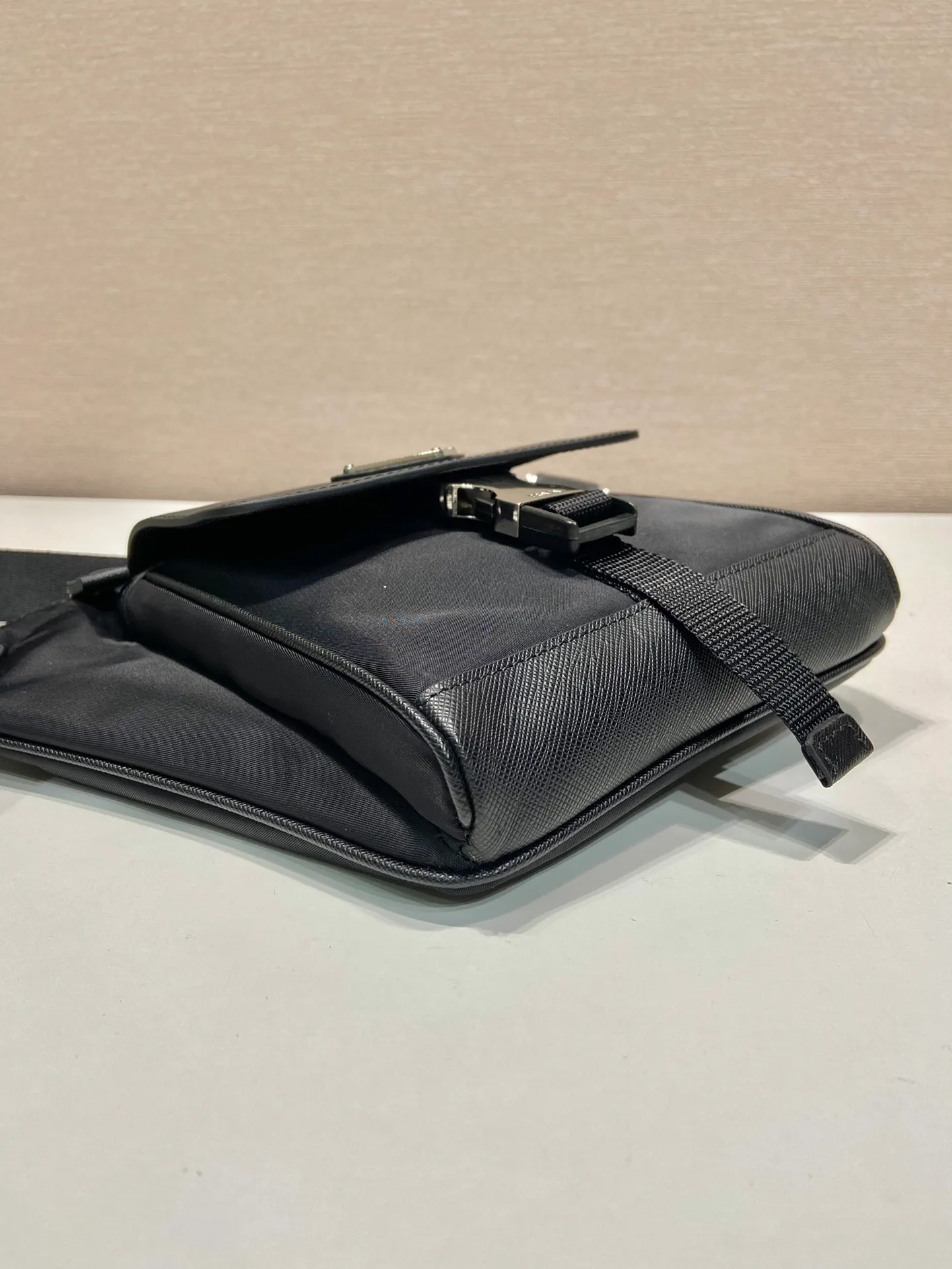 💰1020🎉New cross-body men’s bag 🎉2VH160/New in 2023🎉 This Re-Nylon and Saffiano leather men’s shoulder bag has simple lines, yet does not lose its versatility. The outer pockets are equipped with distinctive technical side opening buckles, and the iconic elegant materials and innovative fabrics are integrated to interpret the brand's advocating mix-and-match concept. Simple and elegant, the smoothing effect is very cool. If you like babies, hurry up and get it🎉🎉 Length 16x Height 20 bottom 2.5cm🎉🎉🎉💰💰💰
