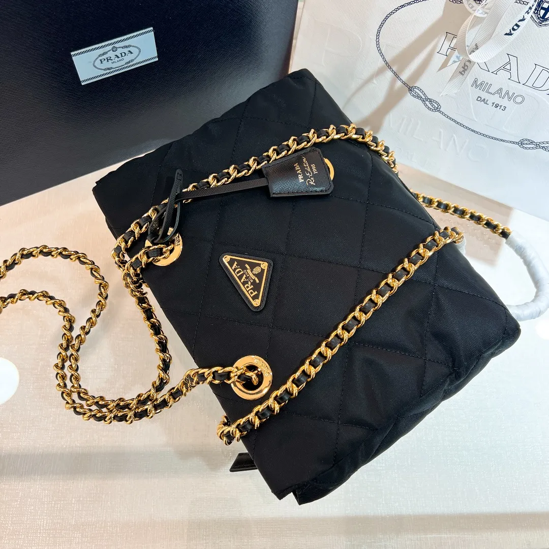 💰1120✨New product launch✨Middle-hand series black gold chain shoulder bag Re-Edition1995 1BG468 The most fashionable retro bag type in the middle-hand series. The gold size is 25cm, suitable for fairies of all heights. It is super versatile and good-looking. Fashionable people must buy it! It is not only practical, lightweight, but also good-looking. It has a super large capacity. The triangular brand signature + waterproof parachute nylon. The rhombus pattern adds luxury. It is paired with a black gold chain and mixed leather shoulder strap. It is versatile and exquisite. It is ok for daily commuting, travel and vacation. It is simply great👏... Size: 25*19*7cm Black