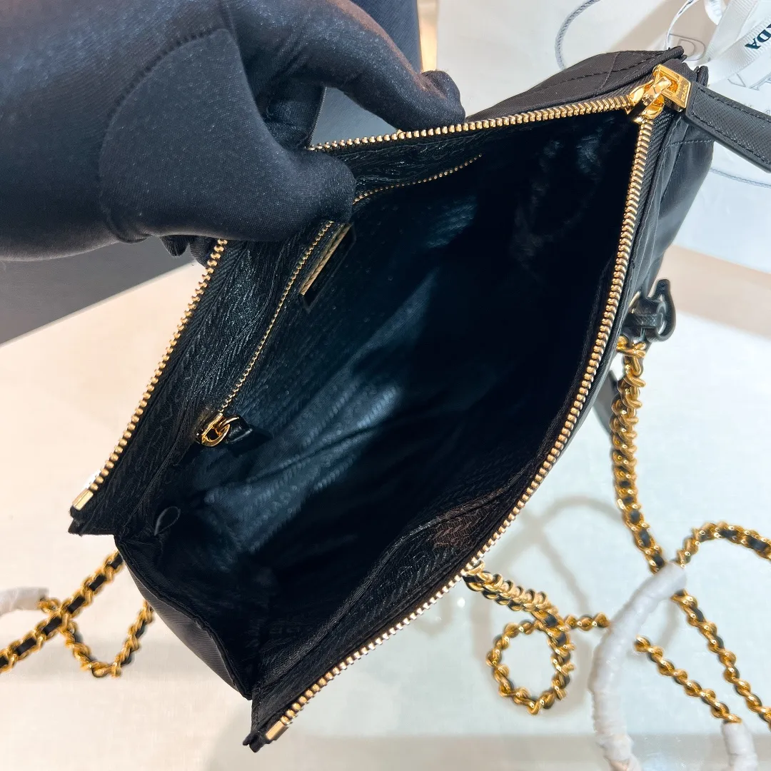 💰1120✨New product launch✨Middle-hand series black gold chain shoulder bag Re-Edition1995 1BG468 The most fashionable retro bag type in the middle-hand series. The gold size is 25cm, suitable for fairies of all heights. It is super versatile and good-looking. Fashionable people must buy it! It is not only practical, lightweight, but also good-looking. It has a super large capacity. The triangular brand signature + waterproof parachute nylon. The rhombus pattern adds luxury. It is paired with a black gold chain and mixed leather shoulder strap. It is versatile and exquisite. It is ok for daily commuting, travel and vacation. It is simply great👏... Size: 25*19*7cm Black