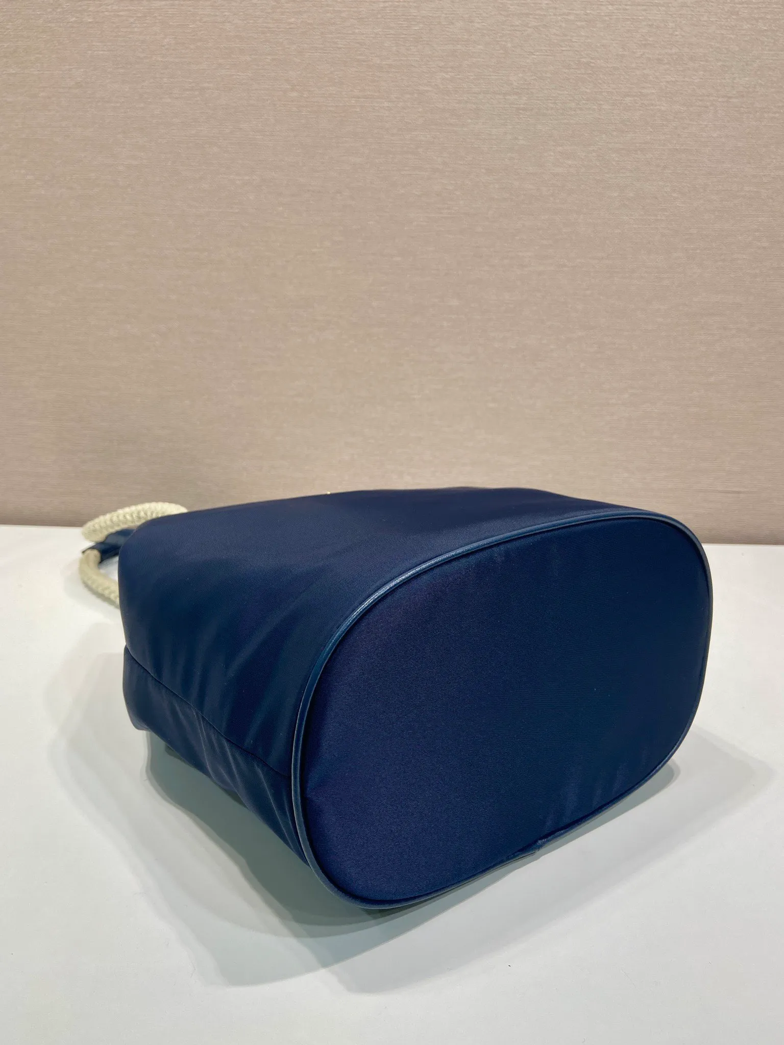 💰1120🎉New Bucket Bag🎉1BE082 Catwalk Style🎉🎉 This Re-Nylon handbag is designed with nylon fabric and calfskin. Unique combinations add a charming touch. The sliding rope handle highlights the versatility of this bag, making it easy to carry by hand or shoulder/crossbody, and features top-quality hardware. It has a large capacity and is very casual and fashionable. It is also a popular style that will never go out of style. Baby, hurry up and get it🎉🎉 Length 23.5x Height 28x Bottom 16.5cm🎉🎉