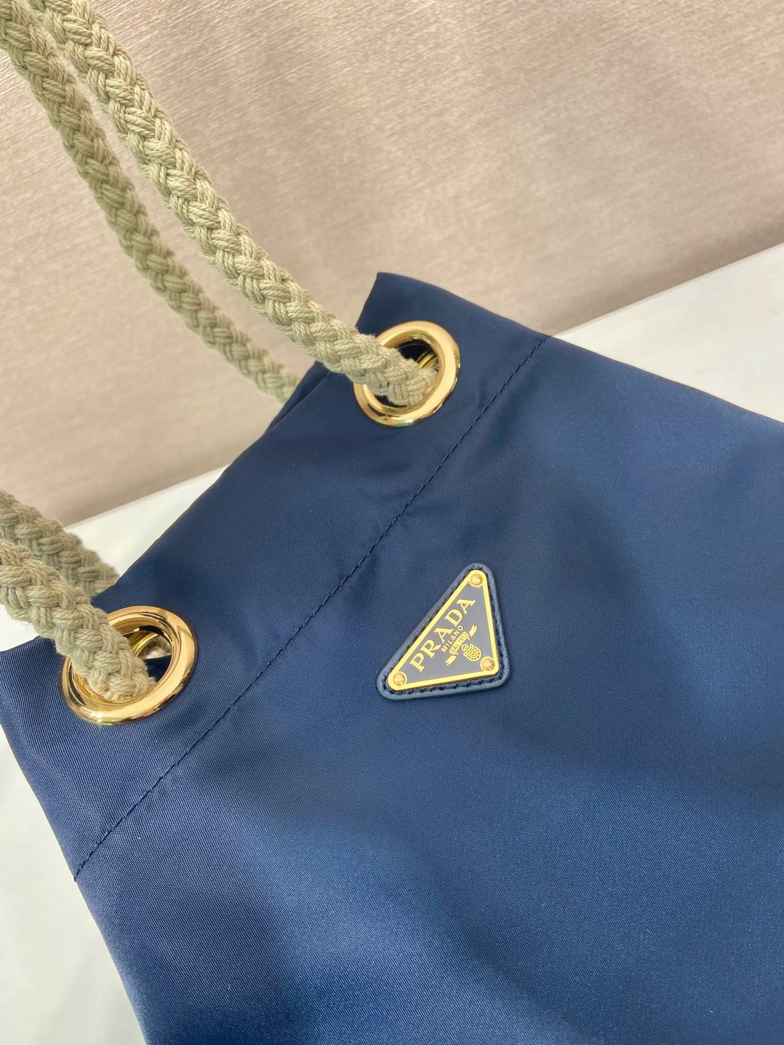 💰1120🎉New Bucket Bag🎉1BE082 Catwalk Style🎉🎉 This Re-Nylon handbag is designed with nylon fabric and calfskin. Unique combinations add a charming touch. The sliding rope handle highlights the versatility of this bag, making it easy to carry by hand or shoulder/crossbody, and features top-quality hardware. It has a large capacity and is very casual and fashionable. It is also a popular style that will never go out of style. Baby, hurry up and get it🎉🎉 Length 23.5x Height 28x Bottom 16.5cm🎉🎉