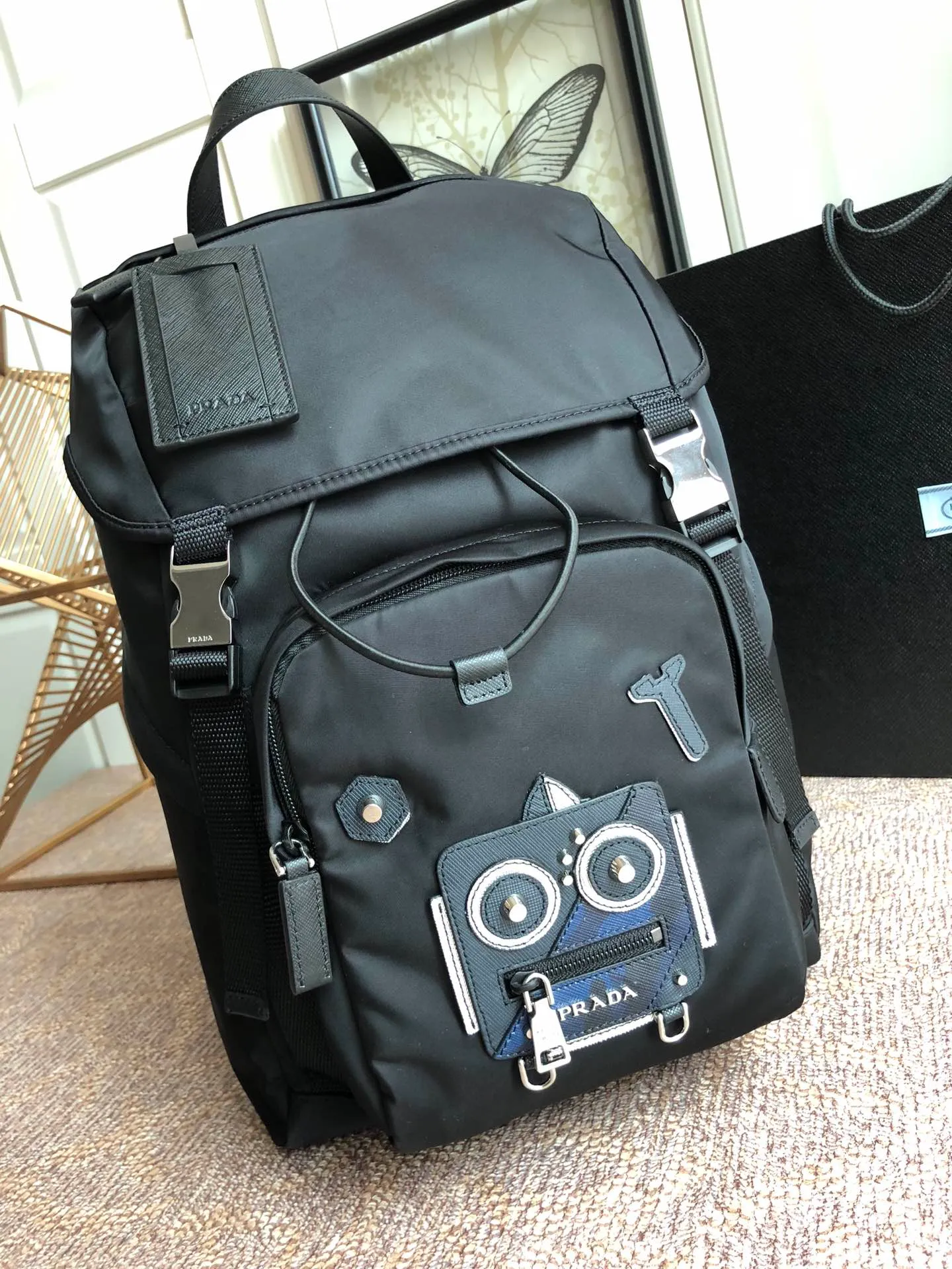 💰1460, P’s new backpack, 2VZ135 robot🎉🎉🎉, original item, made of imported parachute fabric + unique puzzle robot pattern, two buckles on the front, top hardware, 175 OEM code, light and stylish, unisex model, length 27x height 45x bottom 17cm👍