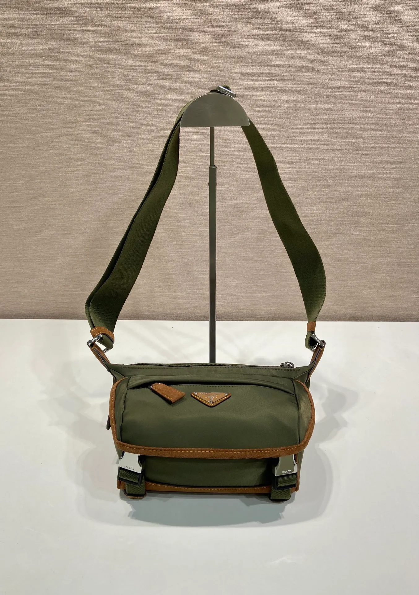 💰1120🎉Mini Messenger Bag🎉2VH171A Mini🎉🎉 This clamshell shoulder bag is made of iconic P family materials such as nylon and calfskin leather. The shoulder bag features internal and external pockets and is embellished with a triangular metal logo, combining functionality with brand style. The upper body effect is very cool😎, it is suitable for both men and women🎉🎉Simple and elegant😘Hurry up and get it🎉🎉 Length 20x Height 13x Bottom 9cm🎉🎉👏👏