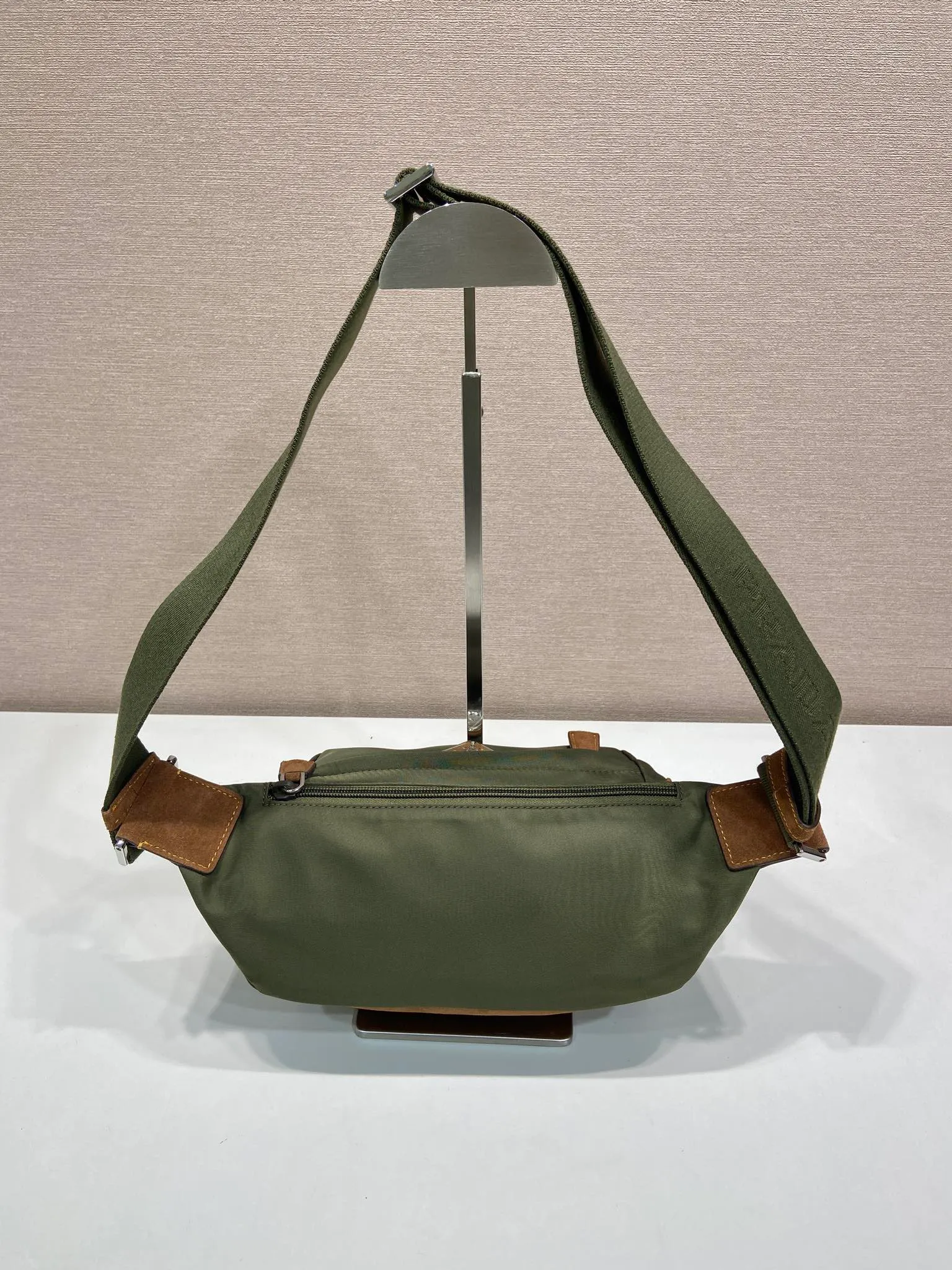 💰1120🎉Mini Messenger Bag🎉2VH171A Mini🎉🎉 This clamshell shoulder bag is made of iconic P family materials such as nylon and calfskin leather. The shoulder bag features internal and external pockets and is embellished with a triangular metal logo, combining functionality with brand style. The upper body effect is very cool😎, it is suitable for both men and women🎉🎉Simple and elegant😘Hurry up and get it🎉🎉 Length 20x Height 13x Bottom 9cm🎉🎉👏👏