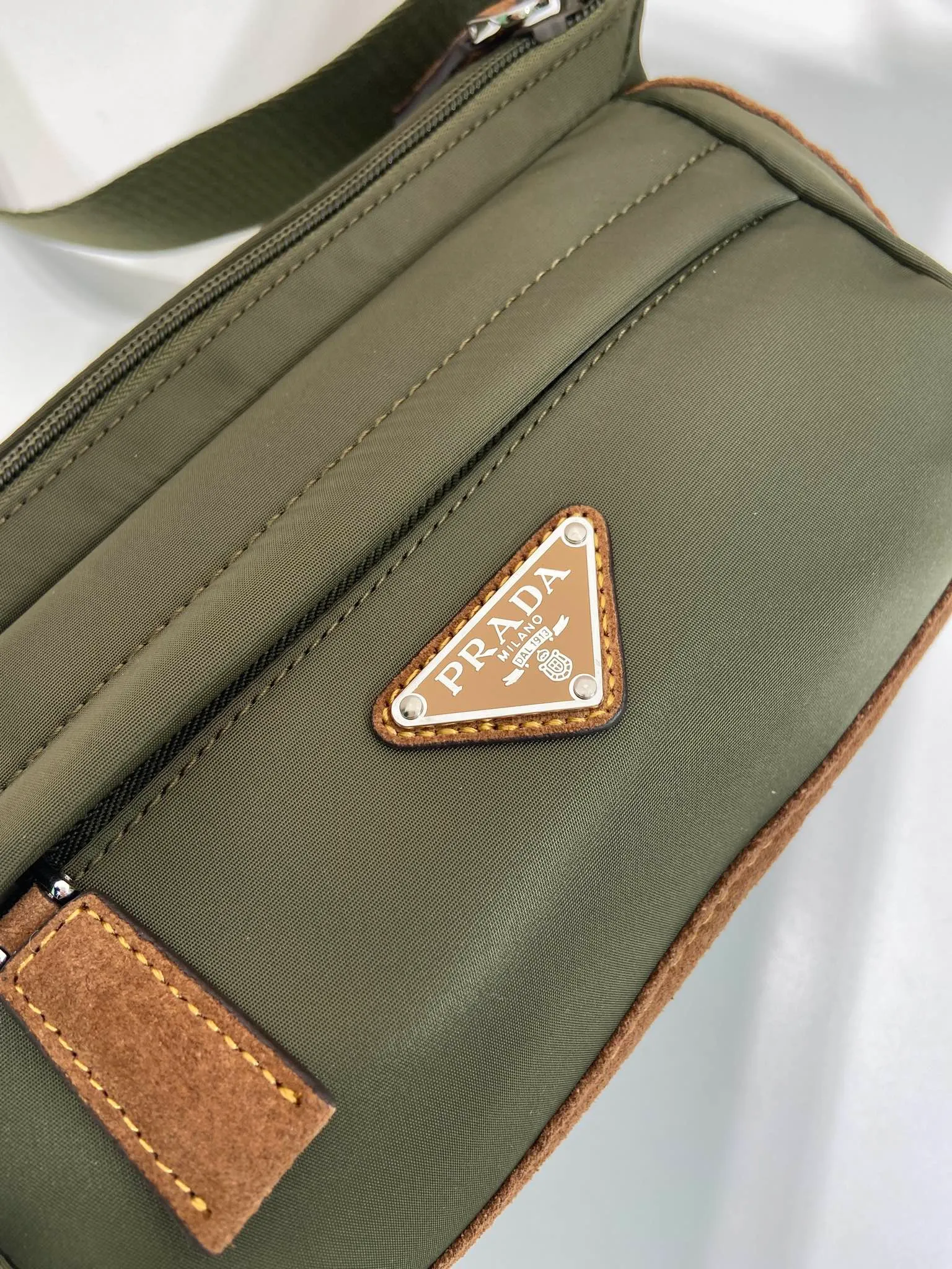 💰1120🎉Mini Messenger Bag🎉2VH171A Mini🎉🎉 This clamshell shoulder bag is made of iconic P family materials such as nylon and calfskin leather. The shoulder bag features internal and external pockets and is embellished with a triangular metal logo, combining functionality with brand style. The upper body effect is very cool😎, it is suitable for both men and women🎉🎉Simple and elegant😘Hurry up and get it🎉🎉 Length 20x Height 13x Bottom 9cm🎉🎉👏👏