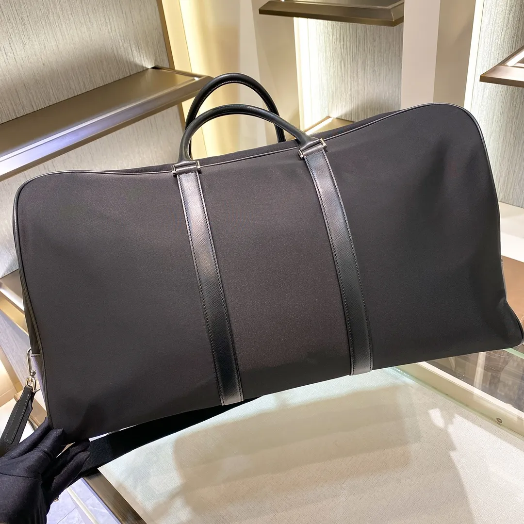 💰1580✨New product launch✨The latest nylon travel bag 2VC013 Imported parachute fabric + Saffiano cowhide Triangular enamel logo on the front Cross-grain cowhide handle Nylon is more lightweight Has a shoulder strap that can be detached at will A must-have for extra-large capacity travel Very convenient to carry on the plane✈ Size: 55*33*27cm Black