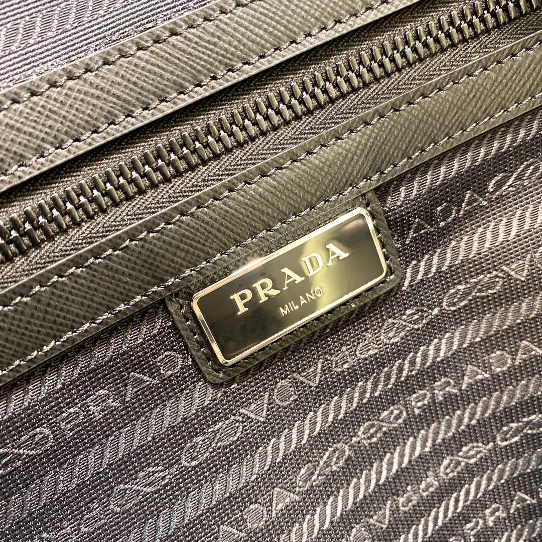 💰1580✨New product launch✨The latest nylon travel bag 2VC013 Imported parachute fabric + Saffiano cowhide Triangular enamel logo on the front Cross-grain cowhide handle Nylon is more lightweight Has a shoulder strap that can be detached at will A must-have for extra-large capacity travel Very convenient to carry on the plane✈ Size: 55*33*27cm Black