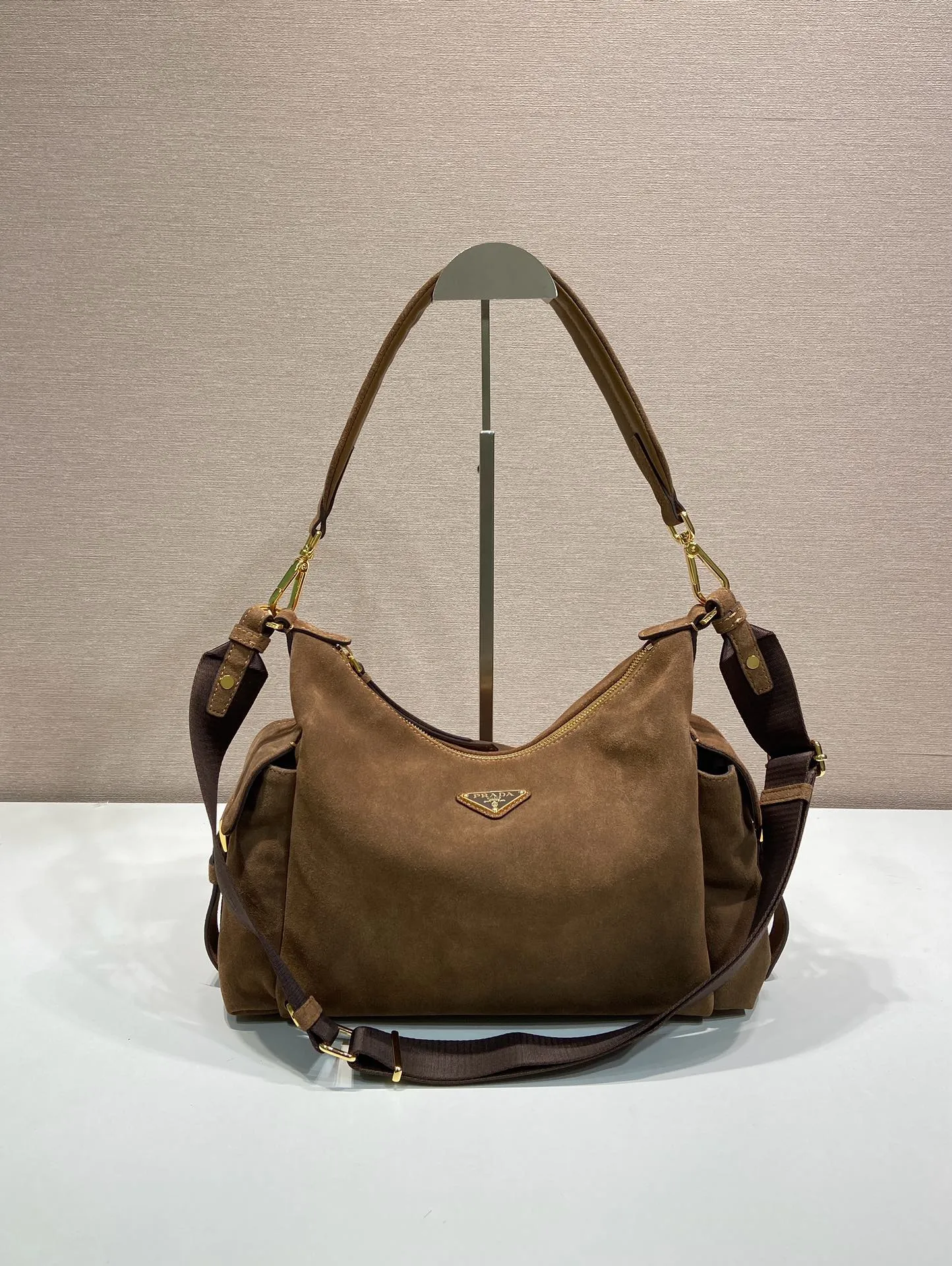 💰1520🎉New Suede Leather🎉1BC264 Discovery Bag🎉🎉 This Discovery Bag is made of imported suede leather with a soft silhouette and multiple pockets. Lightweight and practical Re-Nylon emphasizes the design's versatile style, while leather details and signature accents reflect the P family's artisanal heritage. It comes with 2 removable, adjustable woven signature straps. The capacity is large and the upper body effect is very fashionable. Another hit that will never go out of style. Worth having! 🎉🎉 Length 32x Height 22x Bottom 11.5cm🎉🎉🎉💰💰💰
