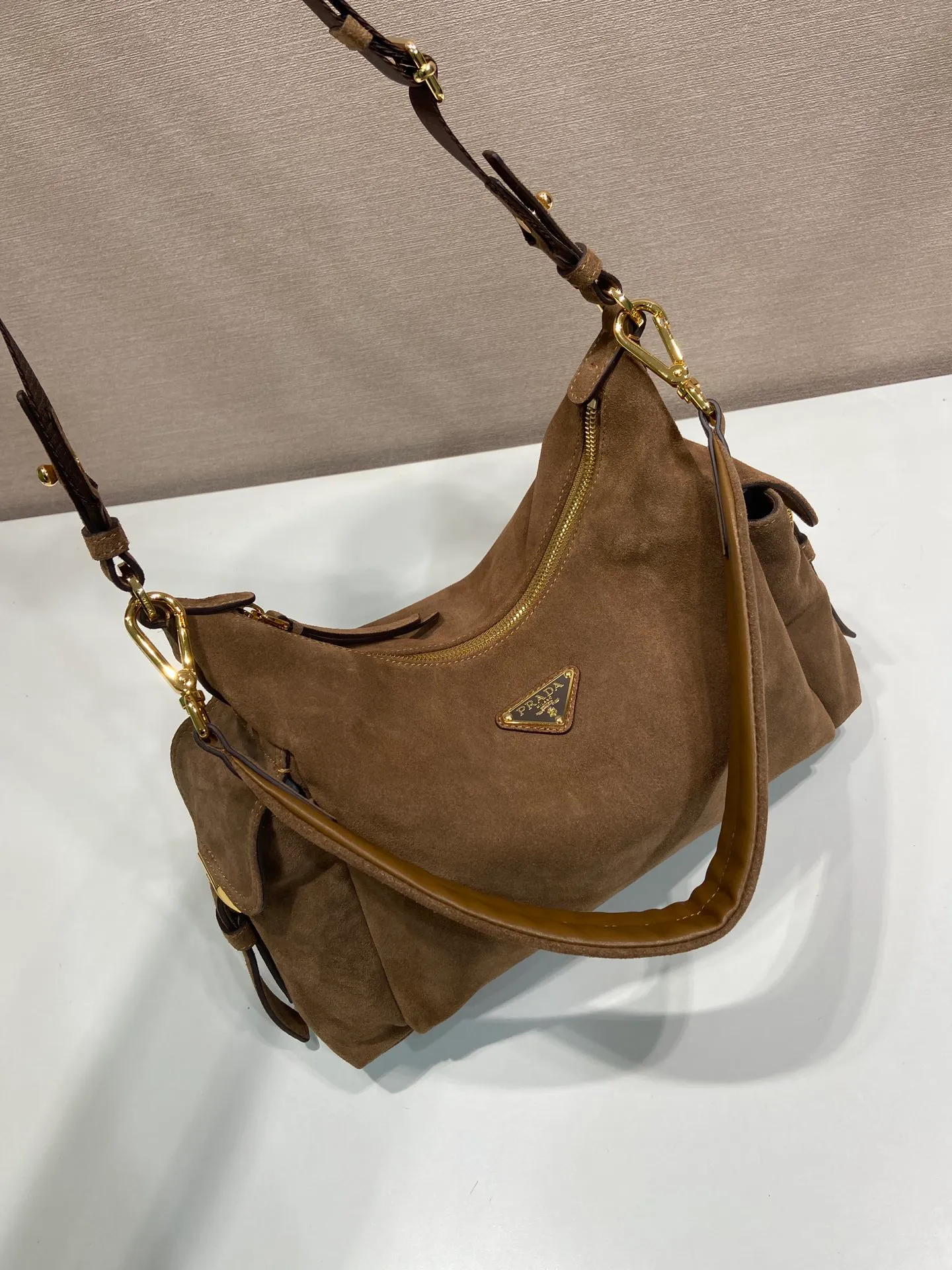 💰1520🎉New Suede Leather🎉1BC264 Discovery Bag🎉🎉 This Discovery Bag is made of imported suede leather with a soft silhouette and multiple pockets. Lightweight and practical Re-Nylon emphasizes the design's versatile style, while leather details and signature accents reflect the P family's artisanal heritage. It comes with 2 removable, adjustable woven signature straps. The capacity is large and the upper body effect is very fashionable. Another hit that will never go out of style. Worth having! 🎉🎉 Length 32x Height 22x Bottom 11.5cm🎉🎉🎉💰💰💰