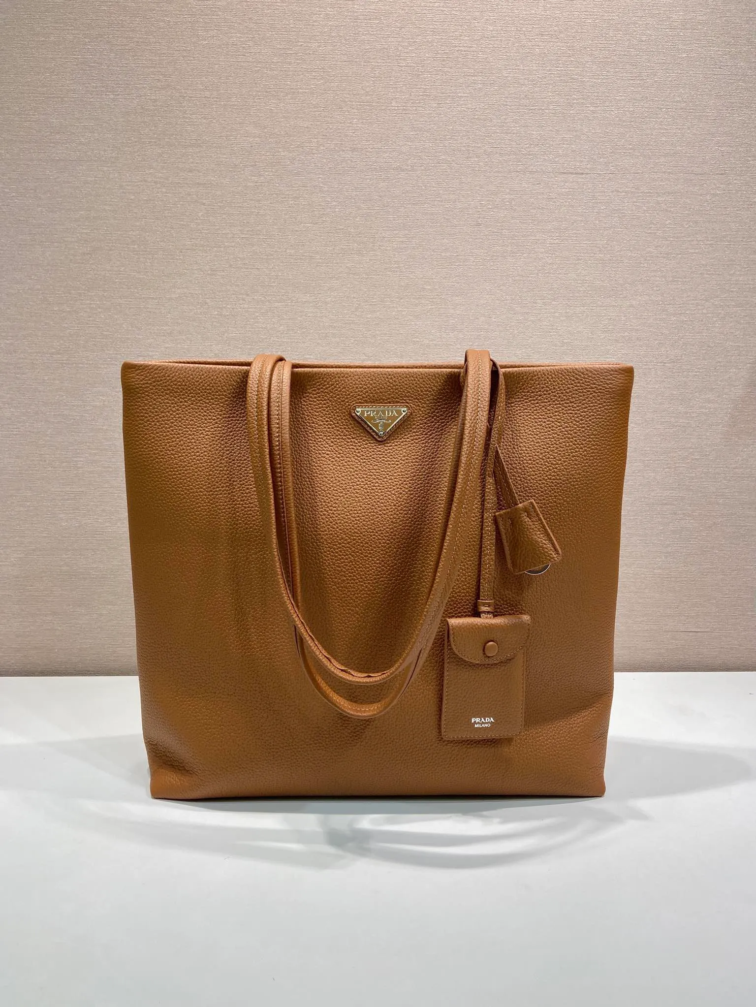 💰1780🎉New Tote Bag🎉2VG130 Men's Style🎉🎉 This tote leather tote bag has a simple silhouette, versatile style, spacious space, and is embellished with a unique enameled triangle metal logo. Made of imported deerskin pattern, detachable leather name tag and keychain, internal zipper pocket, recycled nylon logo printed lining, the tote bag that men have been longing for has finally arrived, hurry up and get it🎉🎉 Length 38x Height 37x Bottom 12cm🎉🎉🎉💰💰💰