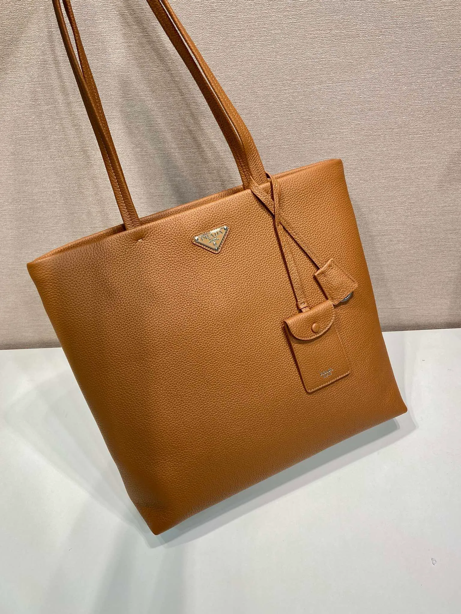 💰1780🎉New Tote Bag🎉2VG130 Men's Style🎉🎉 This tote leather tote bag has a simple silhouette, versatile style, spacious space, and is embellished with a unique enameled triangle metal logo. Made of imported deerskin pattern, detachable leather name tag and keychain, internal zipper pocket, recycled nylon logo printed lining, the tote bag that men have been longing for has finally arrived, hurry up and get it🎉🎉 Length 38x Height 37x Bottom 12cm🎉🎉🎉💰💰💰
