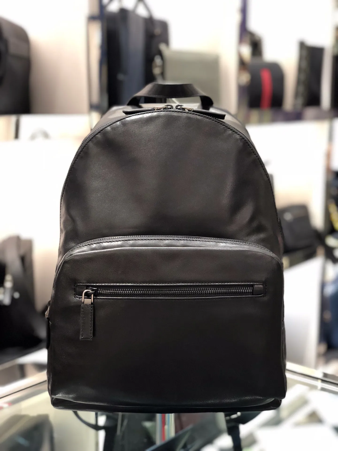 💰2300, the latest 2VZ066 shoulder bag🤙🤙original item - fully upgraded🤙🙊Made of imported calfskin, this sports style backpack is made of leather with gunmetal metal accessories and Logo inside and outside, multiple practical pockets inside, one of which is zippered, showing exquisiteness and fashion, men's favorite😘, 165 OEM code, length 40X height 29x bottom 17cm🤙🤙🤙💰💰