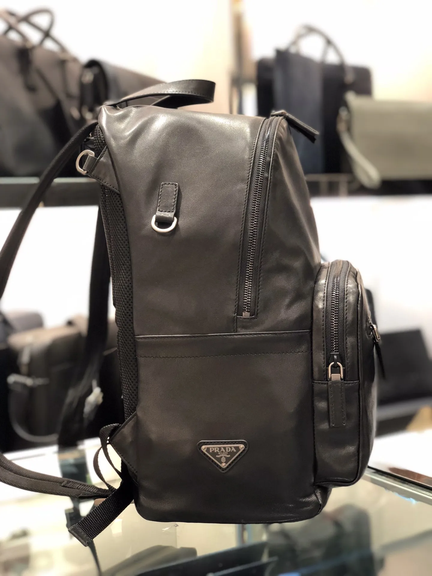 💰2300, the latest 2VZ066 shoulder bag🤙🤙original item - fully upgraded🤙🙊Made of imported calfskin, this sports style backpack is made of leather with gunmetal metal accessories and Logo inside and outside, multiple practical pockets inside, one of which is zippered, showing exquisiteness and fashion, men's favorite😘, 165 OEM code, length 40X height 29x bottom 17cm🤙🤙🤙💰💰