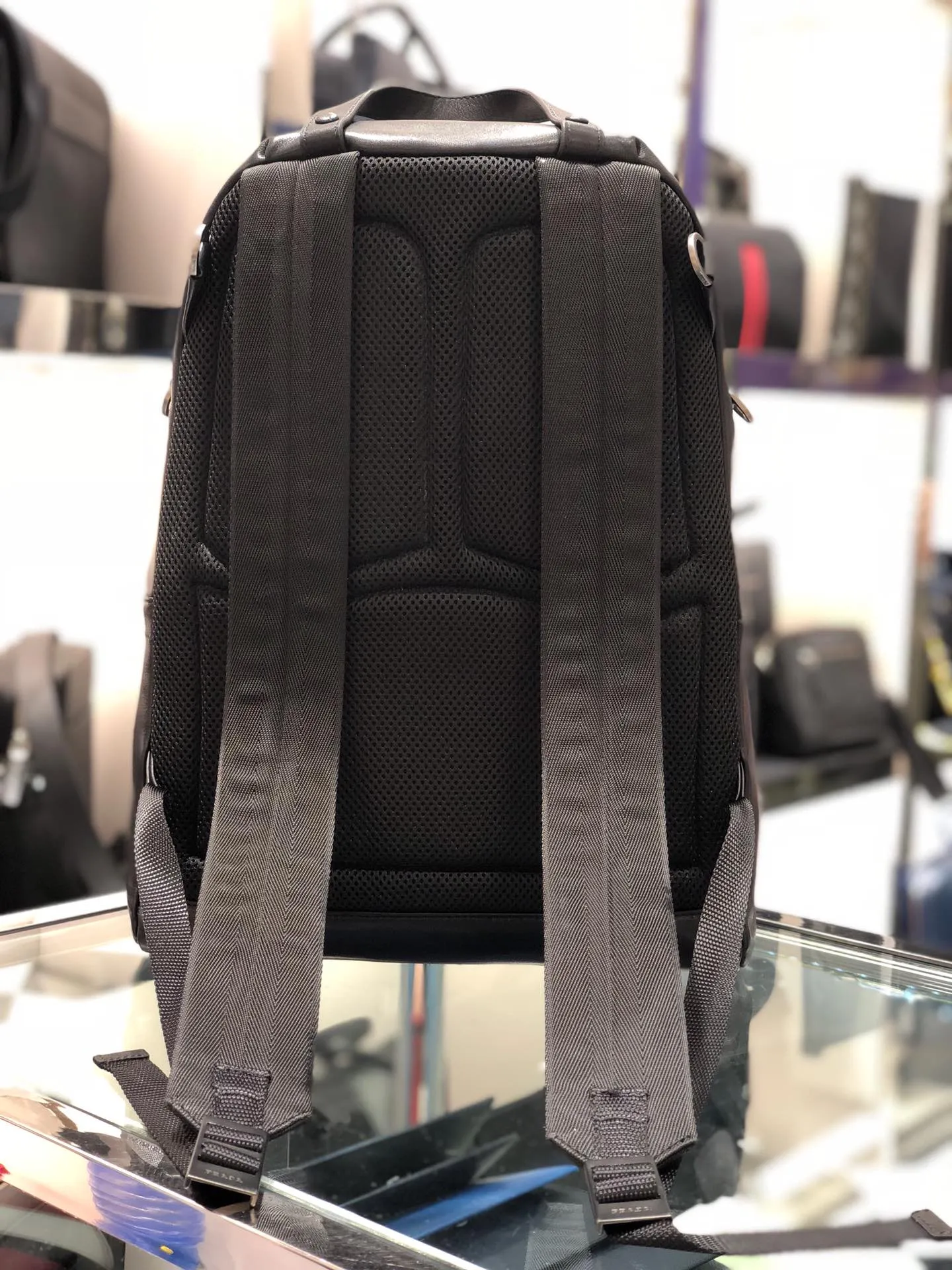 💰2300, the latest 2VZ066 shoulder bag🤙🤙original item - fully upgraded🤙🙊Made of imported calfskin, this sports style backpack is made of leather with gunmetal metal accessories and Logo inside and outside, multiple practical pockets inside, one of which is zippered, showing exquisiteness and fashion, men's favorite😘, 165 OEM code, length 40X height 29x bottom 17cm🤙🤙🤙💰💰