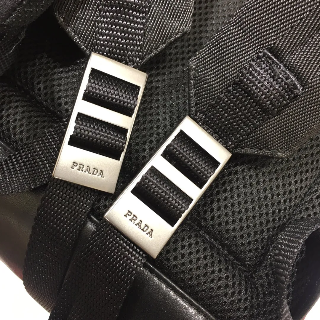 💰2300, the latest 2VZ066 shoulder bag🤙🤙original item - fully upgraded🤙🙊Made of imported calfskin, this sports style backpack is made of leather with gunmetal metal accessories and Logo inside and outside, multiple practical pockets inside, one of which is zippered, showing exquisiteness and fashion, men's favorite😘, 165 OEM code, length 40X height 29x bottom 17cm🤙🤙🤙💰💰