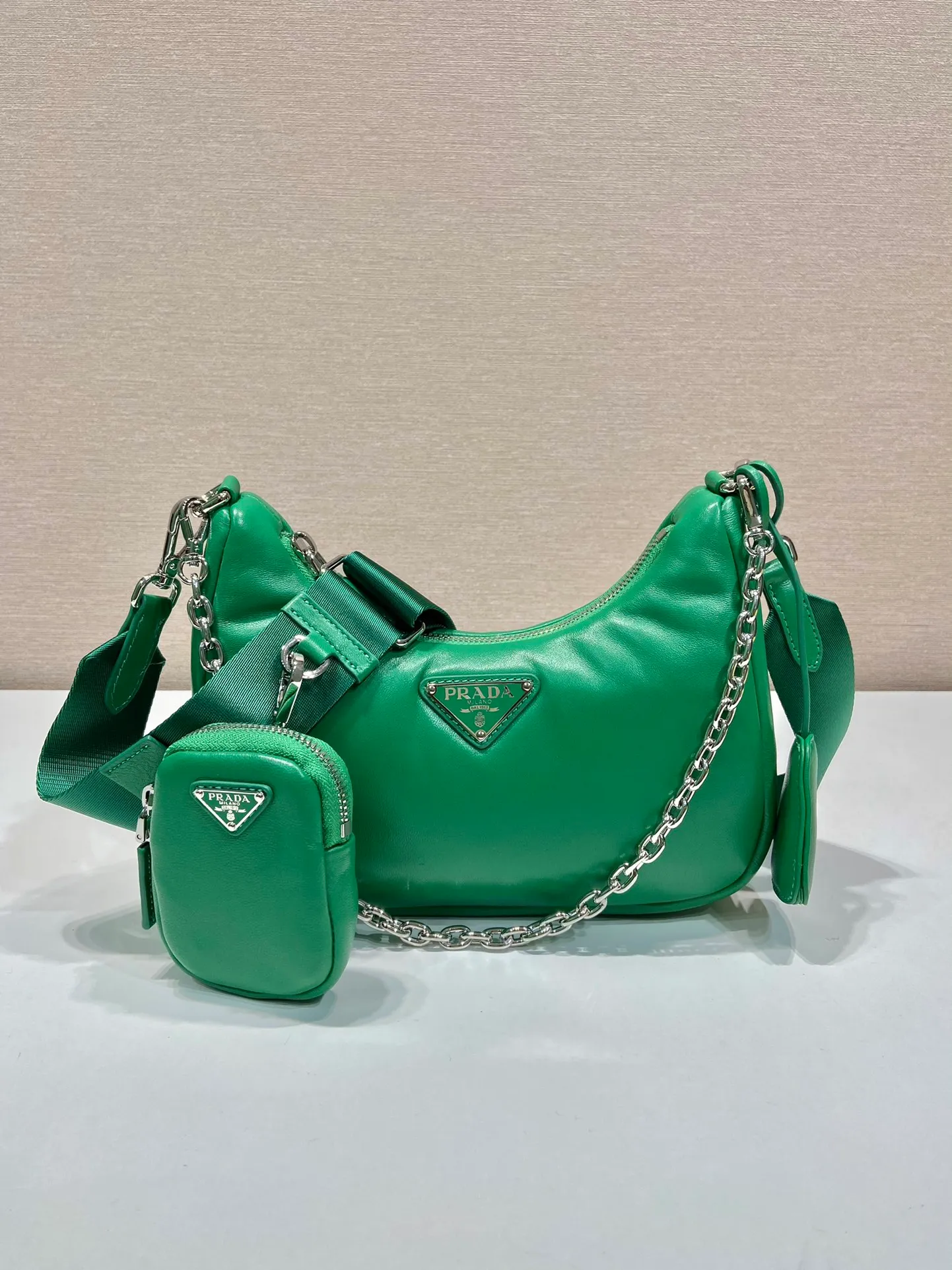 💰1520🎉Lambskin three-in-one🎉1BH204🎉🎉 This three-in-one padded shoulder bag is made of soft lambskin and has a simple silhouette. It is equipped with a detachable long nylon shoulder strap and velvet strips. It is a favorite small bag on the shoulder strap. So cute 😉 It feels very soft🎉, practical and casual, babies, hurry up and get it🎉🎉 Length 22x Height 18x ​​Bottom 6.5cm