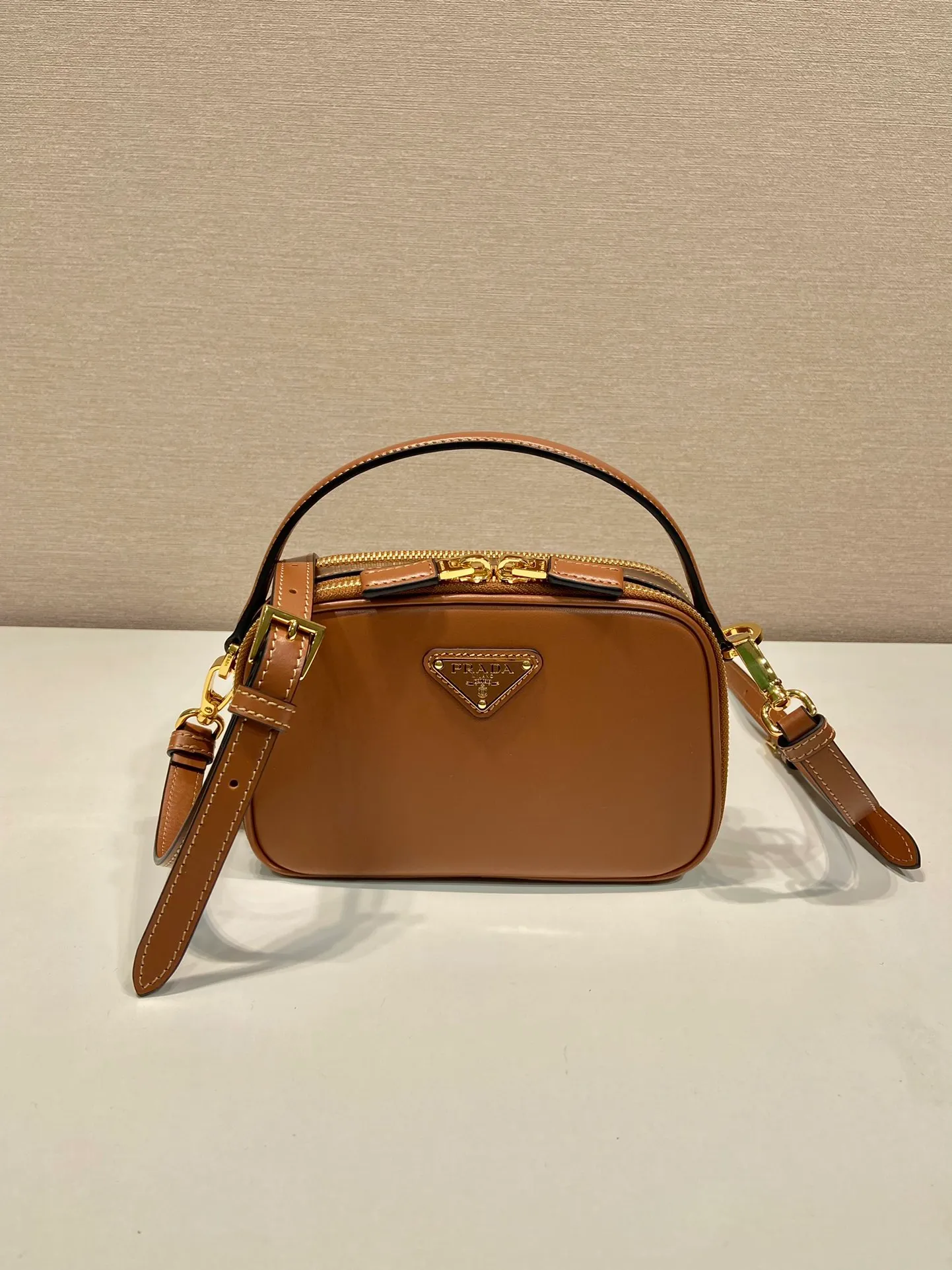 💰1500🎉New style🎉1BH203🎉🎉 This mini handbag is made of calfskin and inner sheepskin to inject vitality. Versatile and structured, it can be carried by hand or carried over the shoulder with the detachable shoulder strap, and features a double zip top and embellished with an enameled triangle logo in metal. The capacity is large and the upper body effect is beautiful🎉🎉 Length 18.5x Height 13x Bottom 6.5cm