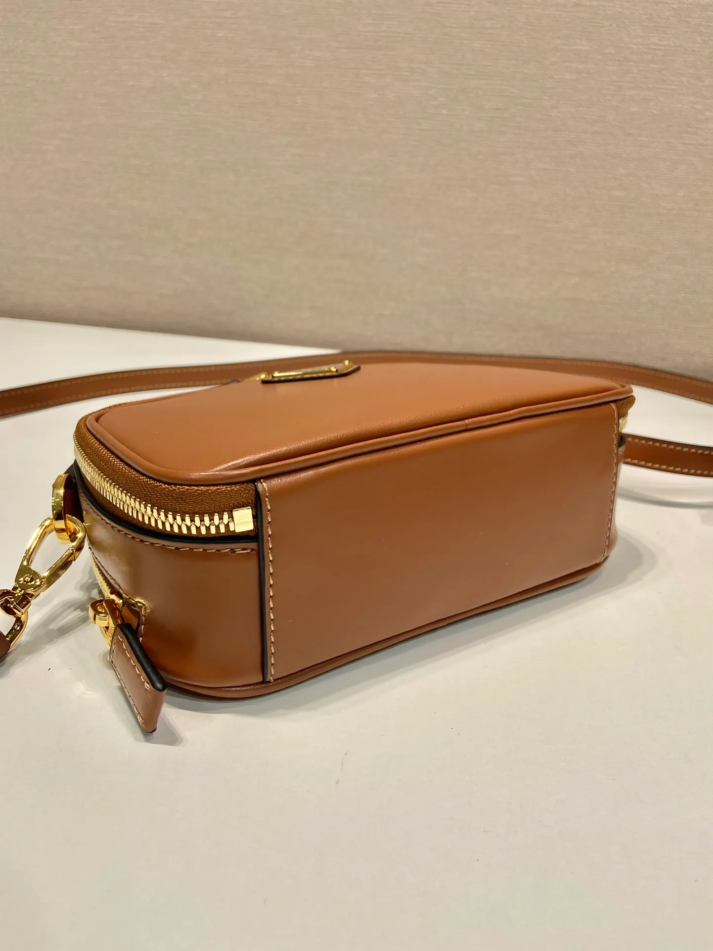 💰1500🎉New style🎉1BH203🎉🎉 This mini handbag is made of calfskin and inner sheepskin to inject vitality. Versatile and structured, it can be carried by hand or carried over the shoulder with the detachable shoulder strap, and features a double zip top and embellished with an enameled triangle logo in metal. The capacity is large and the upper body effect is beautiful🎉🎉 Length 18.5x Height 13x Bottom 6.5cm
