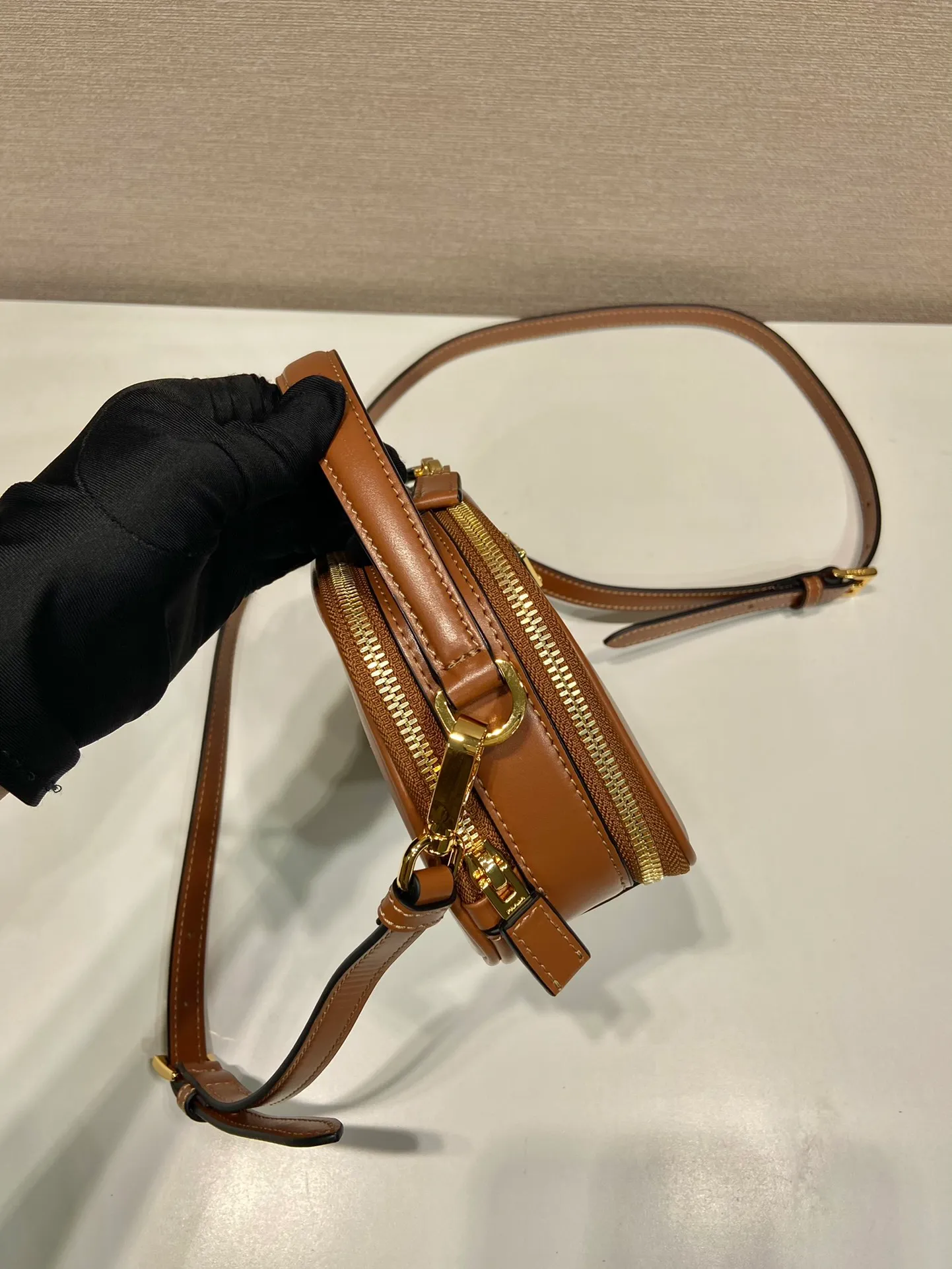 💰1500🎉New style🎉1BH203🎉🎉 This mini handbag is made of calfskin and inner sheepskin to inject vitality. Versatile and structured, it can be carried by hand or carried over the shoulder with the detachable shoulder strap, and features a double zip top and embellished with an enameled triangle logo in metal. The capacity is large and the upper body effect is beautiful🎉🎉 Length 18.5x Height 13x Bottom 6.5cm