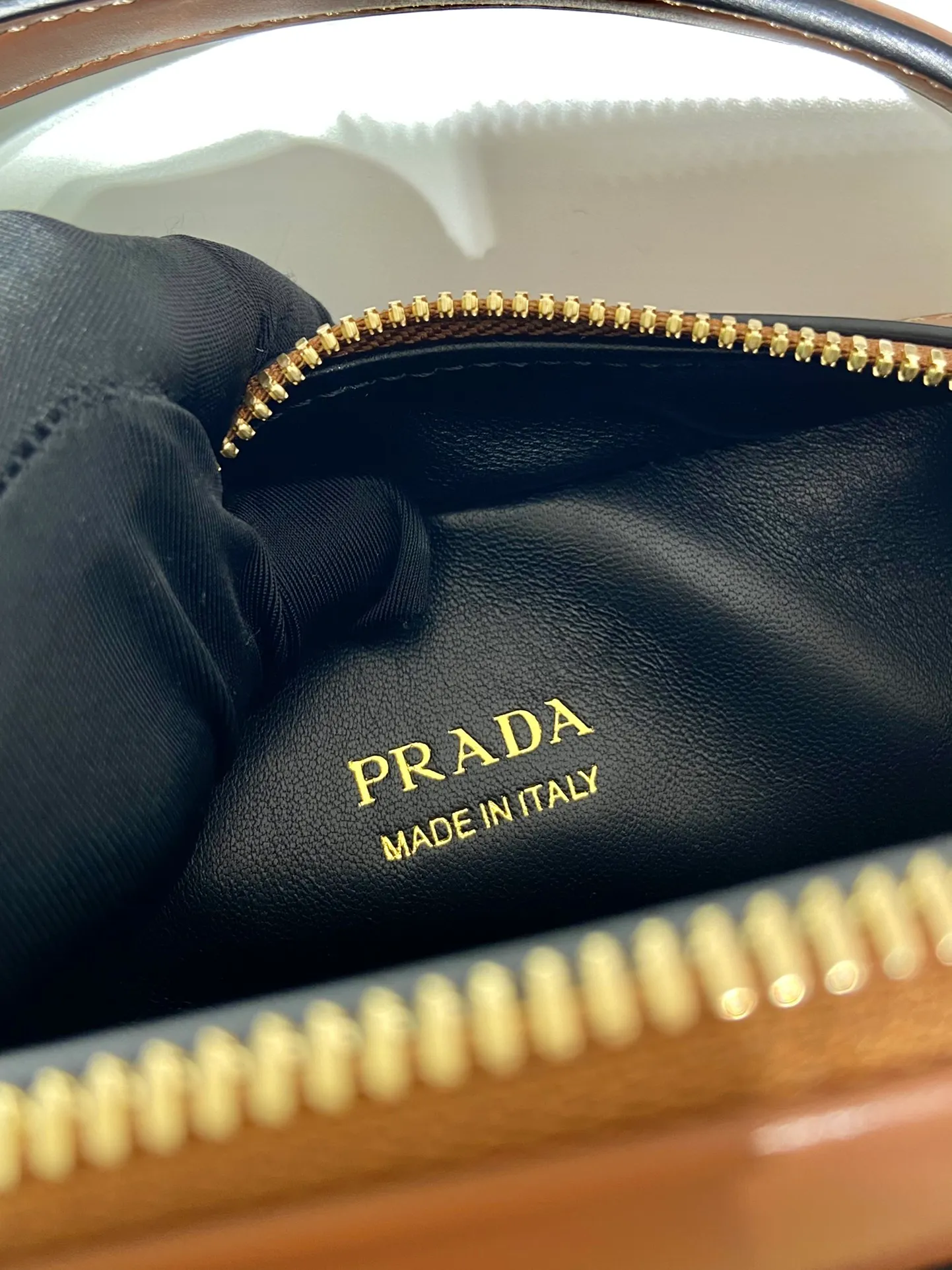 💰1500🎉New style🎉1BH203🎉🎉 This mini handbag is made of calfskin and inner sheepskin to inject vitality. Versatile and structured, it can be carried by hand or carried over the shoulder with the detachable shoulder strap, and features a double zip top and embellished with an enameled triangle logo in metal. The capacity is large and the upper body effect is beautiful🎉🎉 Length 18.5x Height 13x Bottom 6.5cm
