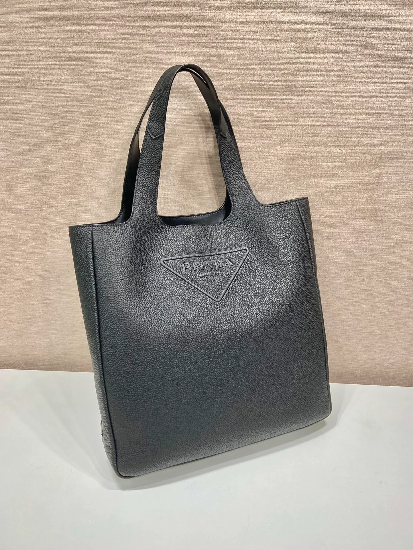 💰2000🎉New Tote Bag🎉2VG092🎉 This leather tote bag presents pure lines and interprets a simple style. The iconic triangle logo is reinterpreted in multiple ways and cleverly embellishes the bag body. Exudes modernity. An enameled metal logo on the side adds a distinctive touch. Simple and elegant, full of fashion sense. The capacity is very large🎉Handsome guys, hurry up and get it🎉🎉 Length 39x Height 41x Bottom 10cm