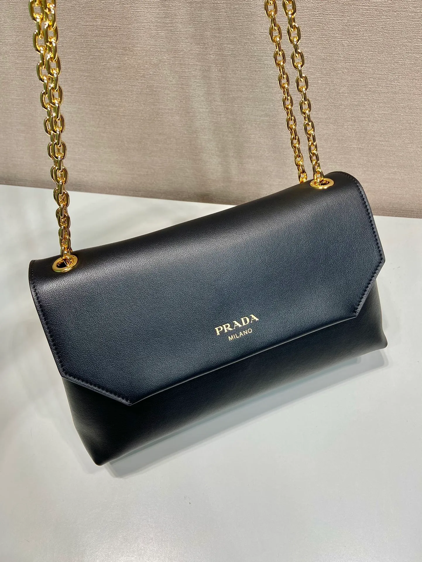 💰1720🎉New small size🎉1BD371 women's model🎉🎉 This new women's bag is made of imported calfskin with imported lambskin inside. With a flip-top design, the iron strap can be lengthened or shortened, and can be carried on the shoulder or across the body. It can be exchanged on different occasions, the space is large, and the upper body effect is very beautiful👍👍Hurry up and get it, it is worth owning. 👏👏 Length 29x Height 16x Bottom 9.5cm👏👏👏🎉🎉🎉