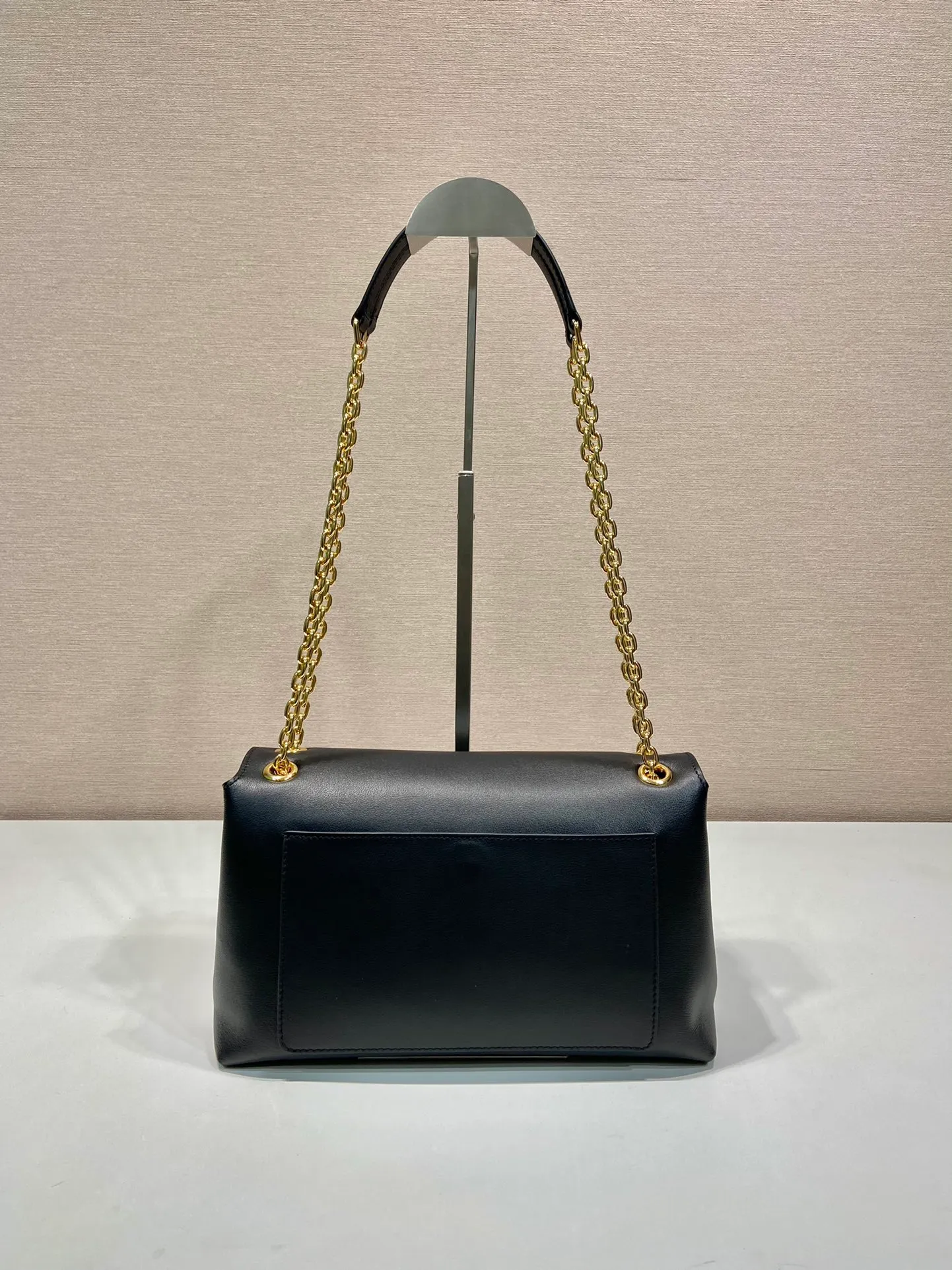 💰1720🎉New small size🎉1BD371 women's model🎉🎉 This new women's bag is made of imported calfskin with imported lambskin inside. With a flip-top design, the iron strap can be lengthened or shortened, and can be carried on the shoulder or across the body. It can be exchanged on different occasions, the space is large, and the upper body effect is very beautiful👍👍Hurry up and get it, it is worth owning. 👏👏 Length 29x Height 16x Bottom 9.5cm👏👏👏🎉🎉🎉