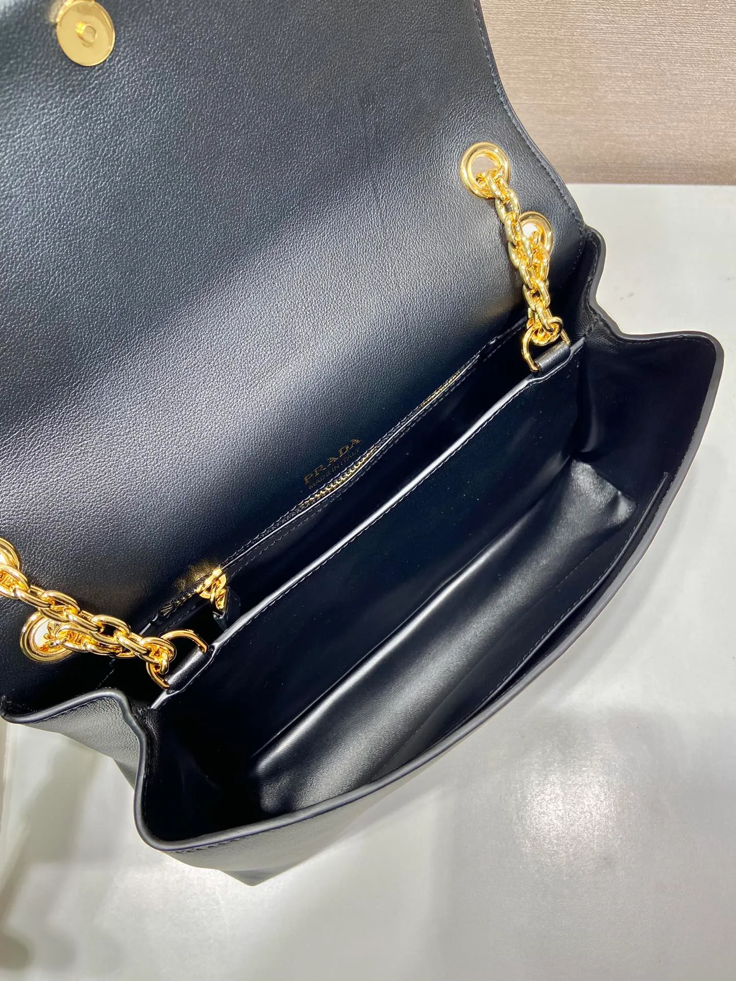 💰1720🎉New small size🎉1BD371 women's model🎉🎉 This new women's bag is made of imported calfskin with imported lambskin inside. With a flip-top design, the iron strap can be lengthened or shortened, and can be carried on the shoulder or across the body. It can be exchanged on different occasions, the space is large, and the upper body effect is very beautiful👍👍Hurry up and get it, it is worth owning. 👏👏 Length 29x Height 16x Bottom 9.5cm👏👏👏🎉🎉🎉