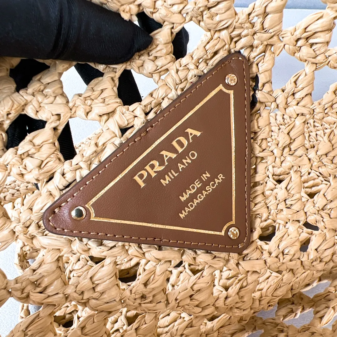 💰1360, new raffia beach bag 1BG493, an excellent choice for travel and vacation🏖️Handmade with raffia, the light and natural material expresses summer mood. Embroidered lettering triangle logo on the front, with long exquisite shoulder handles. Super large capacity and very light weight. Wear-resistant, waterproof, durable and good-looking. Can be carried by hand, shoulder or shoulder. New favorite of fashion trendsetters. Perfect details. Comparable to brick cabinets. Excellent 5🌟 evaluation Size: 30*29.5cm