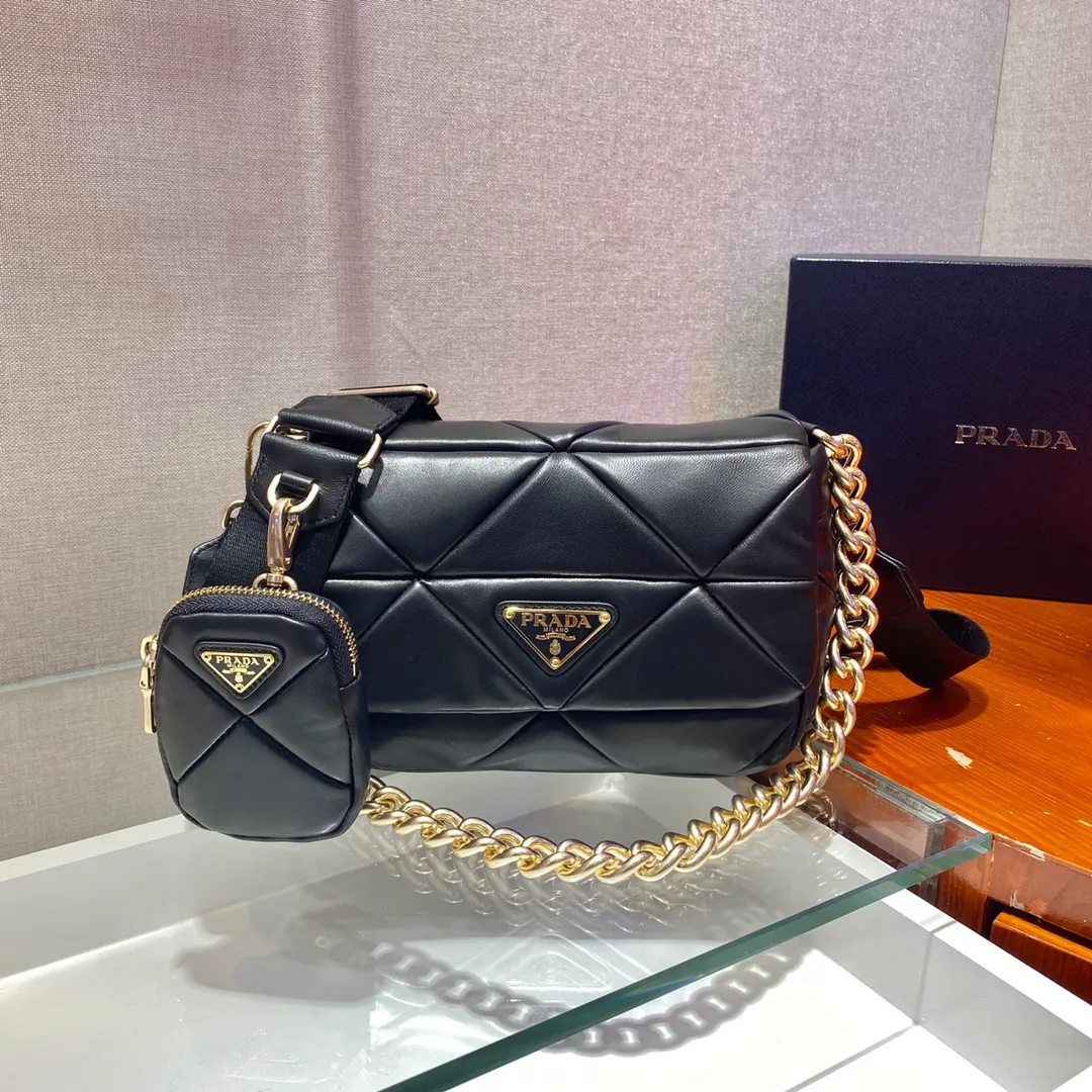 💰1700🎉New three-in-one🎉1BD292 sheepskin👏👏This three-in-one women's bag is made of imported fetal sheepskin, top nostalgic light gold🎉🎉Purely handmade rhombus splicing pattern design, it is particularly unique and elegant, and it can be used for three purposes in one bag. It can be carried on one shoulder or across the body👍👍My favorite is the small coin purse. Now the design has been upgraded and can be hung on the left and right sides🙊🙊This very feminine design inspiration looks simple, elegant and elegant, and it is a three-in-one that will never go out of style😘😘Women are always pursuing perfection😘😘Hurry up and get it👏👏 Length 21x height 16x bottom 7cm