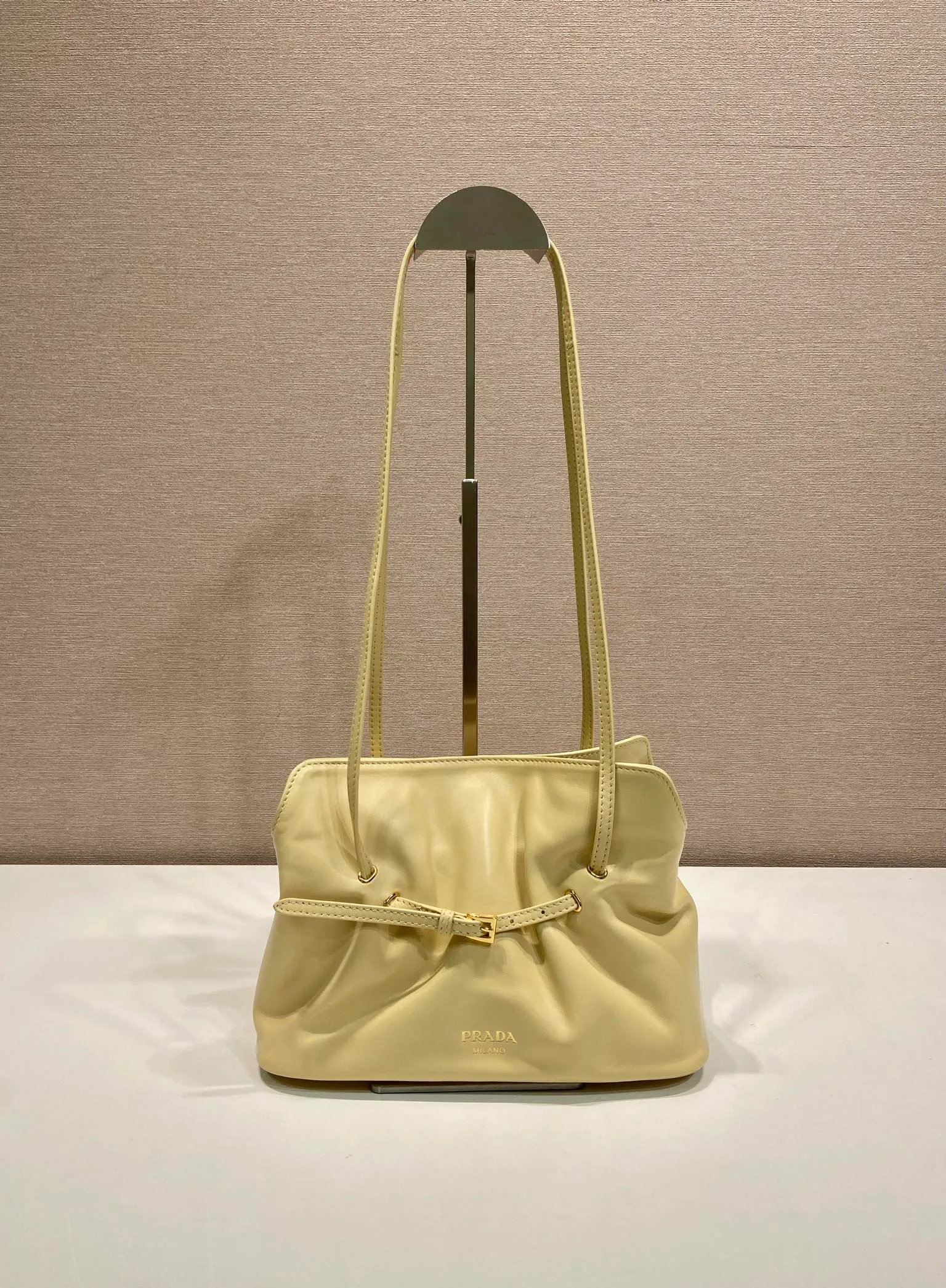 💰1500🎉New arrival cloud bag🎉1BG586🎉🎉 This one-shoulder cloud bag is made of imported sheepskin, and the interior is made of imported sheepskin. It feels very soft and comfortable👍👍The middle compartment pocket is designed with a suction buckle, top-grade hardware, and the upper body effect is very nice and fashionable😘😘. It has large capacity and is a timeless hot item🎉worth owning🎉🎉 Length 25x Height 17.5x Bottom 11.5cm🎉🎉🎉💰💰💰