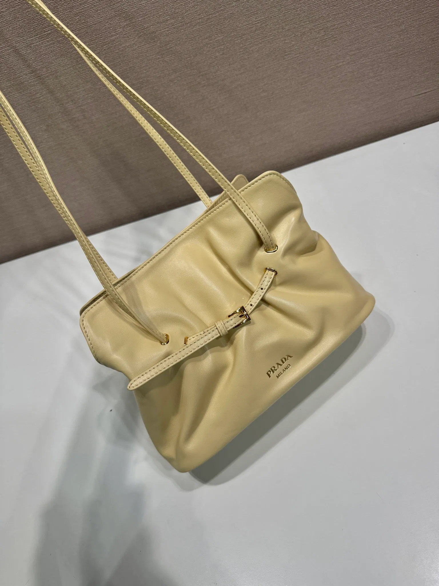 💰1500🎉New arrival cloud bag🎉1BG586🎉🎉 This one-shoulder cloud bag is made of imported sheepskin, and the interior is made of imported sheepskin. It feels very soft and comfortable👍👍The middle compartment pocket is designed with a suction buckle, top-grade hardware, and the upper body effect is very nice and fashionable😘😘. It has large capacity and is a timeless hot item🎉worth owning🎉🎉 Length 25x Height 17.5x Bottom 11.5cm🎉🎉🎉💰💰💰