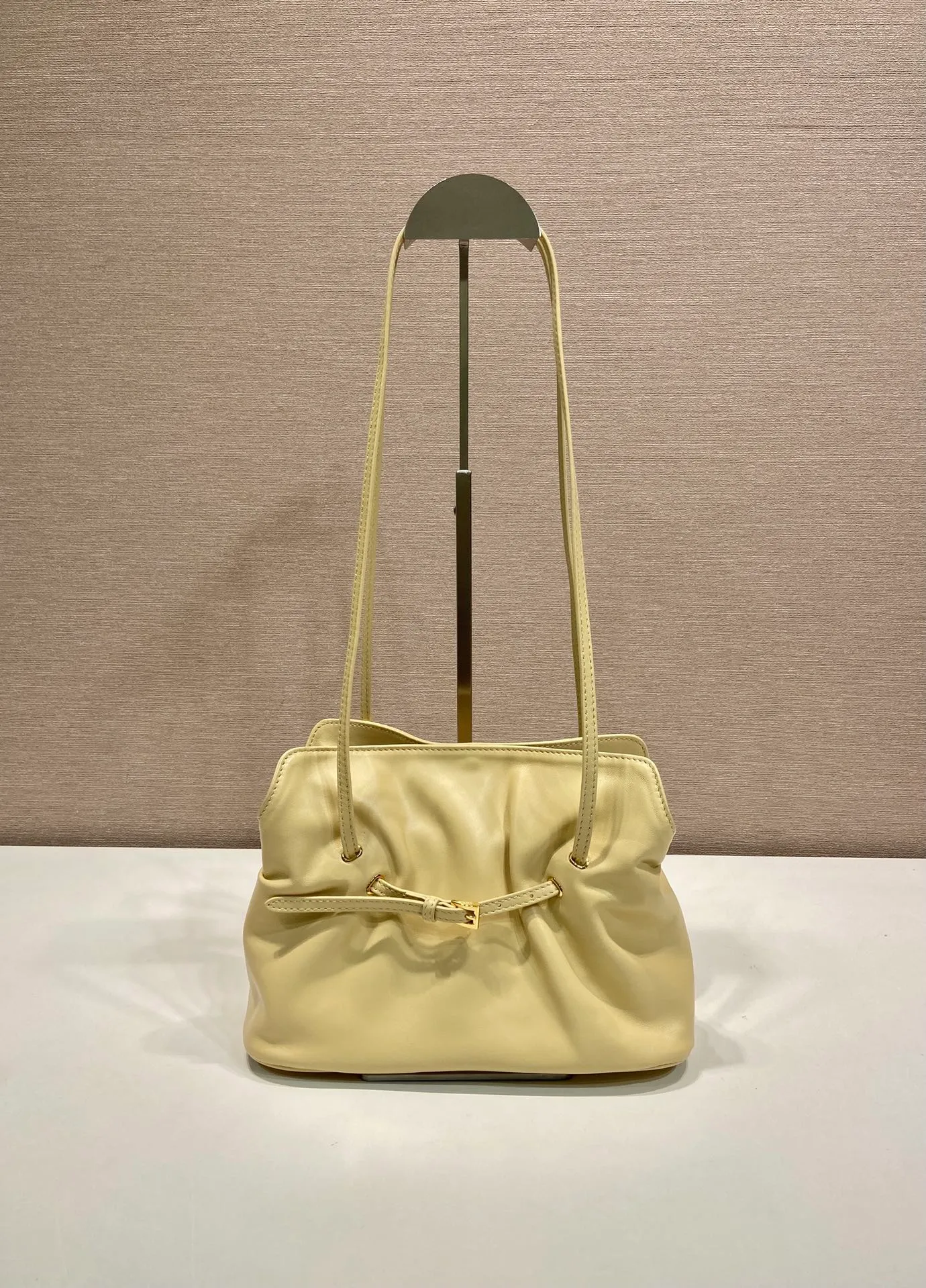 💰1500🎉New arrival cloud bag🎉1BG586🎉🎉 This one-shoulder cloud bag is made of imported sheepskin, and the interior is made of imported sheepskin. It feels very soft and comfortable👍👍The middle compartment pocket is designed with a suction buckle, top-grade hardware, and the upper body effect is very nice and fashionable😘😘. It has large capacity and is a timeless hot item🎉worth owning🎉🎉 Length 25x Height 17.5x Bottom 11.5cm🎉🎉🎉💰💰💰